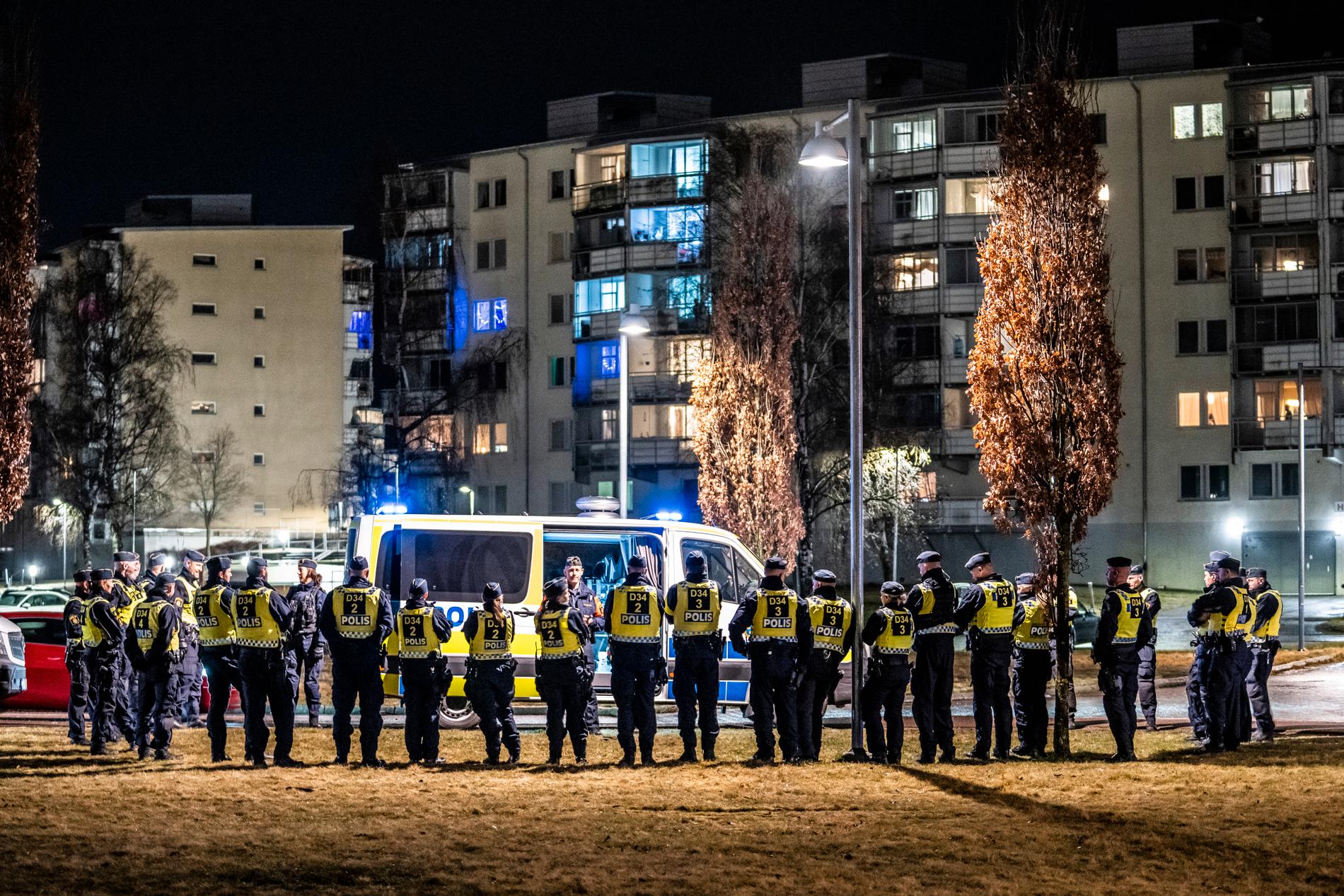 Ett 30-tal poliser samlas efter de våldsamma upploppen i Navestad i Norrköping.