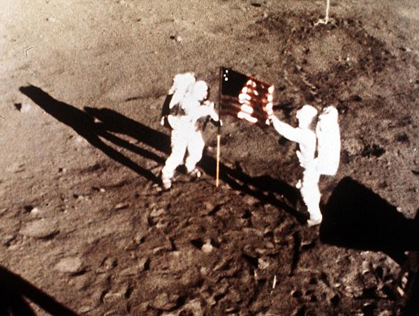 Neil Armstrong och Buzz Aldrin placerade den 20 juli 1969 USA:s flagga på månen.