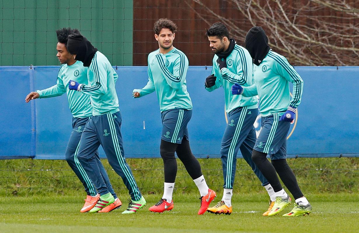 Pato värmer upp med sina lagkamrater i Chelsea.