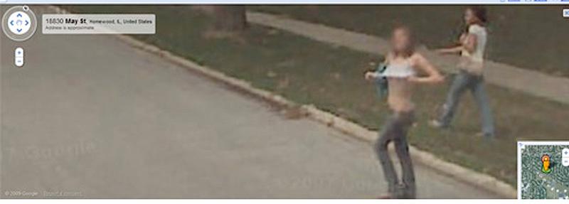 En kvinna blottar brösten för Googlebilen i korsningen Delta Road / May Street i Homewood, Illinois, USA.