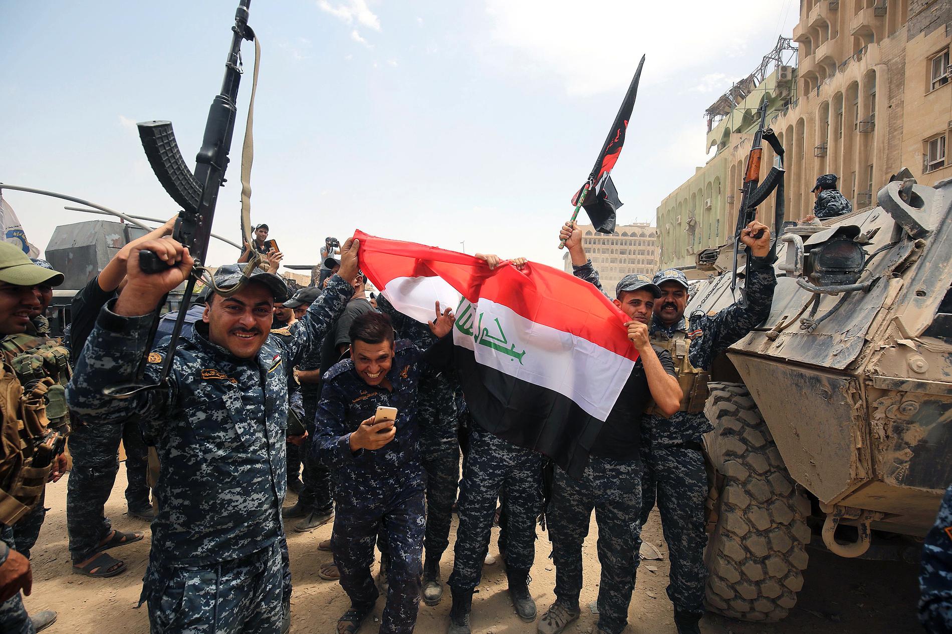 Irakiska soldater firar i Gamla stan i Mosul.
