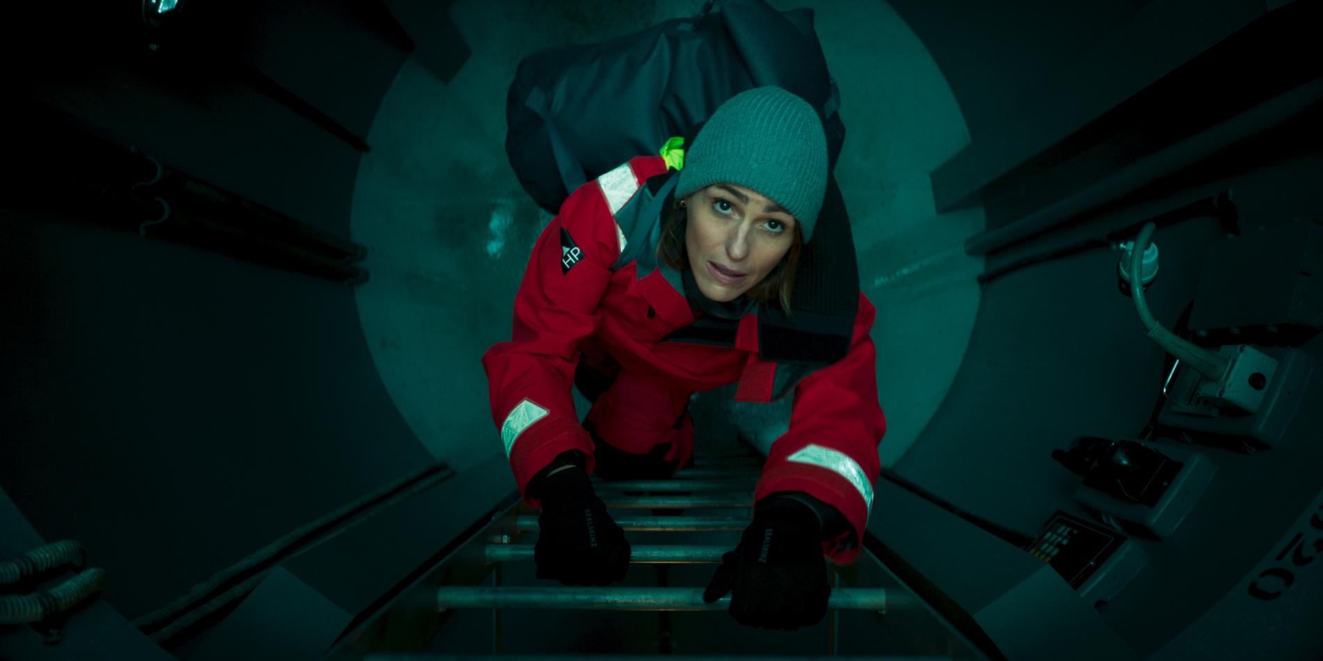 Suranne Jones spelar klaustrofobiska Amy Silva i serien ”Vigil – död man ombord”