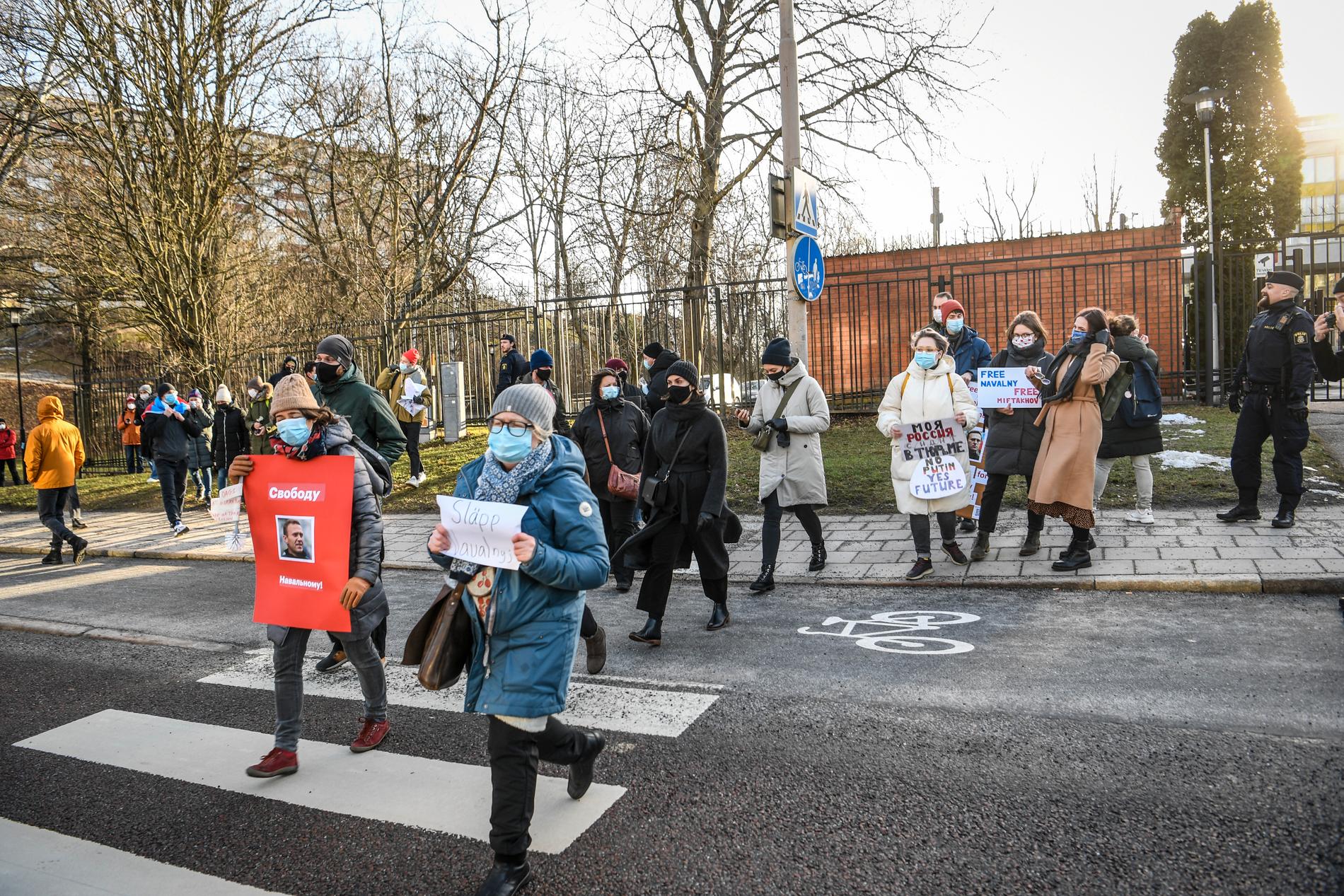 På lördagen hölls en demonstration till stöd för den fängslade ryske oppositionsledaren Aleksej Navalnyj utanför den ryska ambassaden i Stockholm.