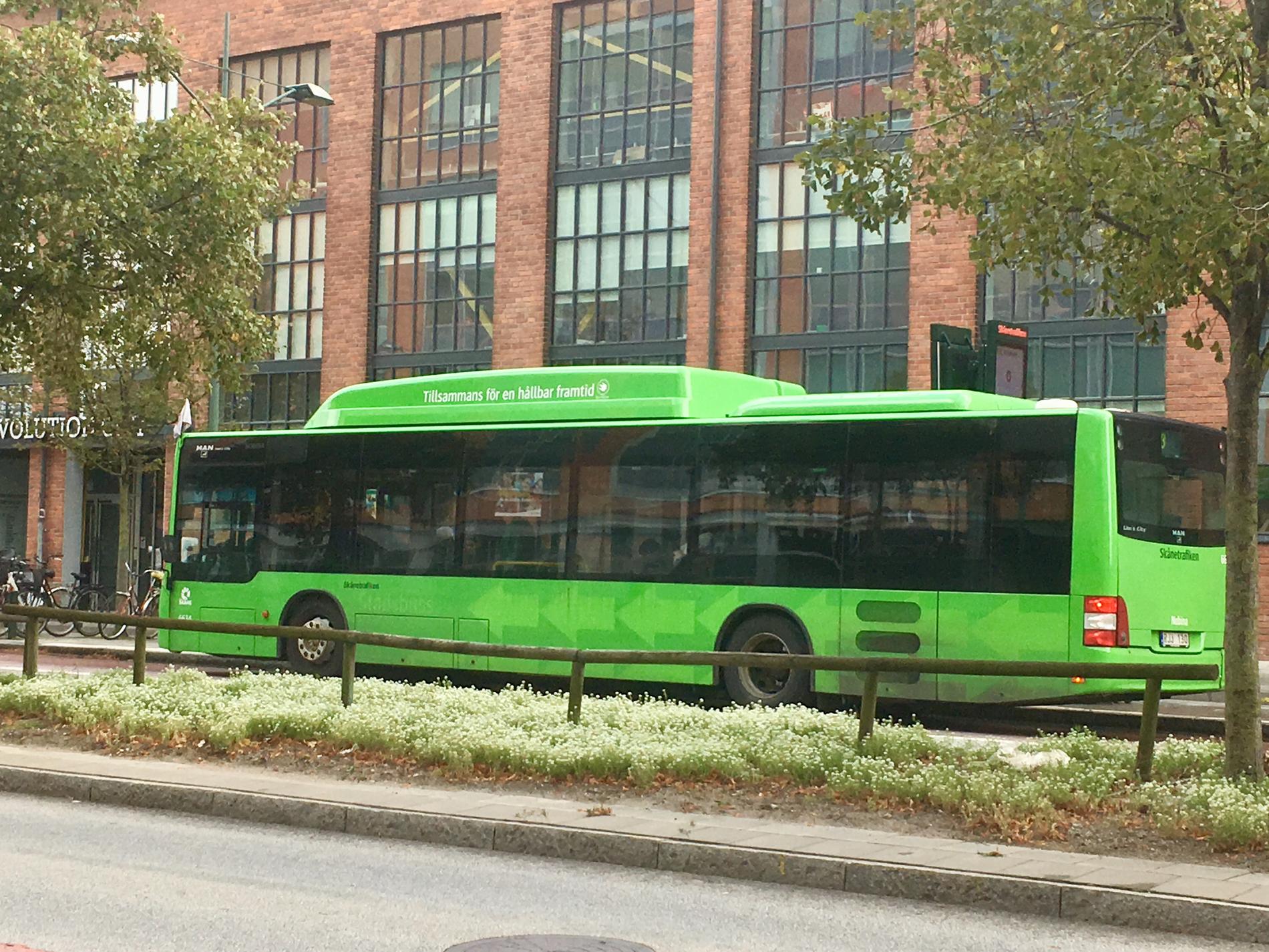 Mannen hävdade att hans ansikte fastnat i en av Skånetrafikens bussar i Malmö.