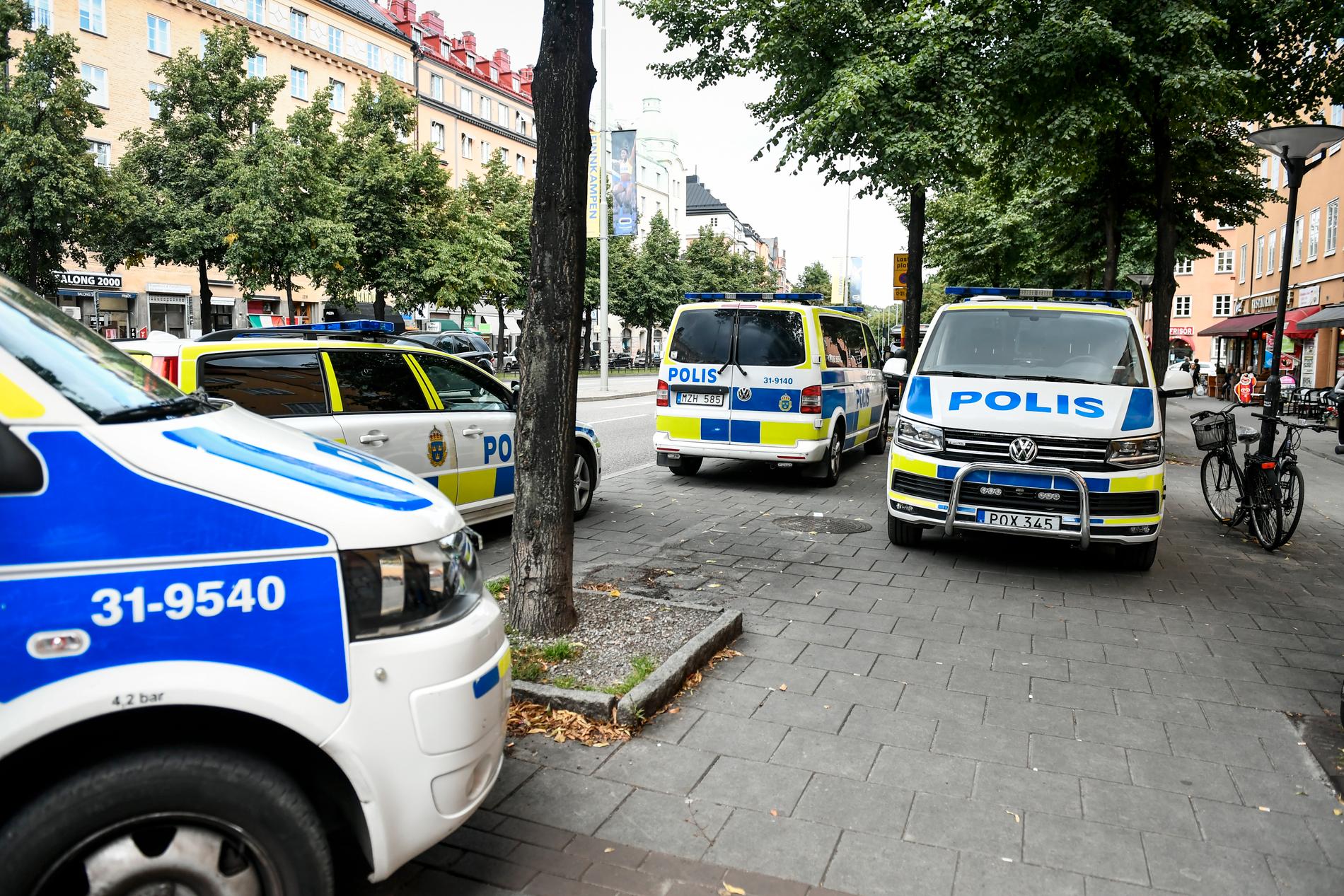 Polisbilar på plats efter att kvinnan hittades död i en lägenhet på Södermalm i Stockholm. Kvinnans sambo har nu dömts till rättspsykiatrisk vård för att ha mördat henne. Arkivbild.