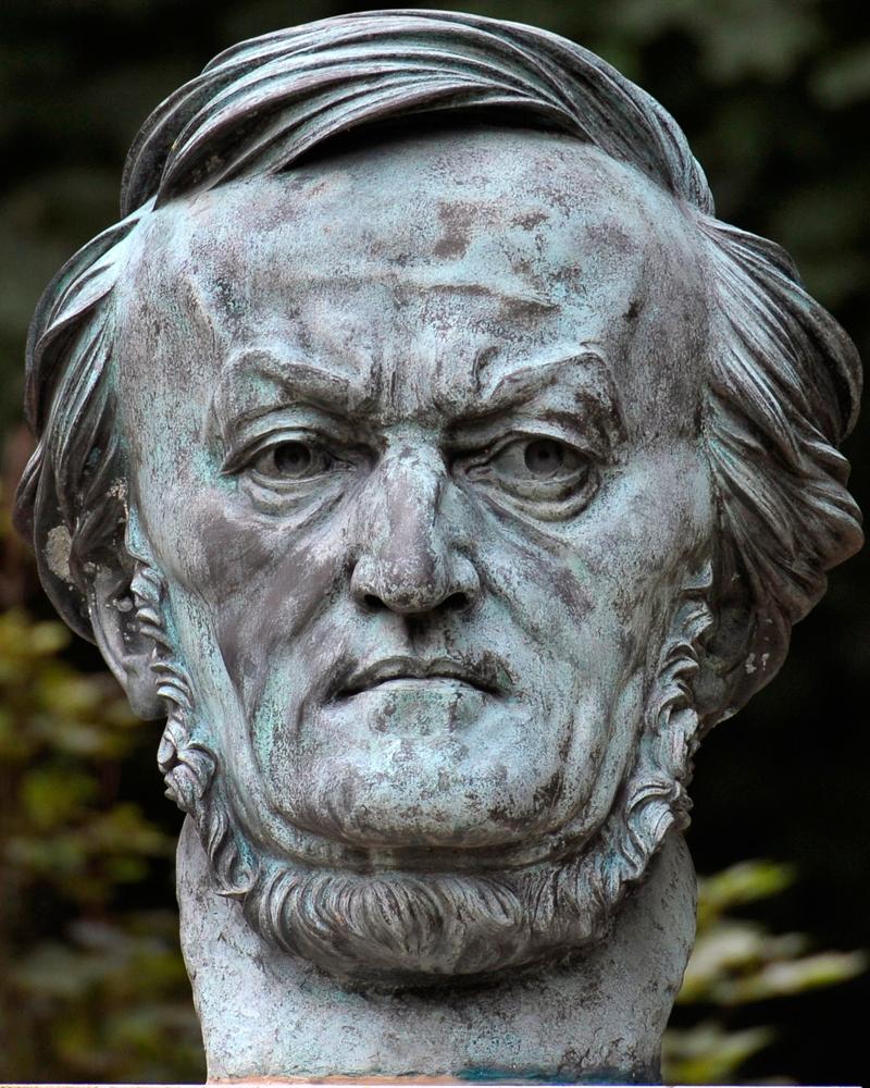 Richard Wagner Föddes 22 maj 1813, utbildad i komposition i Leipzig. Slog redan med "Den flygande holländaren" (1842) in på en ny personlig operastil där orkesterns roll gjordes jämbördig med sångarnas.
Wagner skrev också själv texterna till sina operor, ofta baserade på germanska myter. Till hans största operor räknas "Nibelungens ring" ("Rhenguldet", "Valkyrian", "Siegfried" och "Ragnarök") samt "Tristan och Isolde". Källa: NE