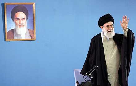 Irans högste ledare ayatollah Ali Khamenei. Företrädaren ayatollah Khomeini hänger på väggen.