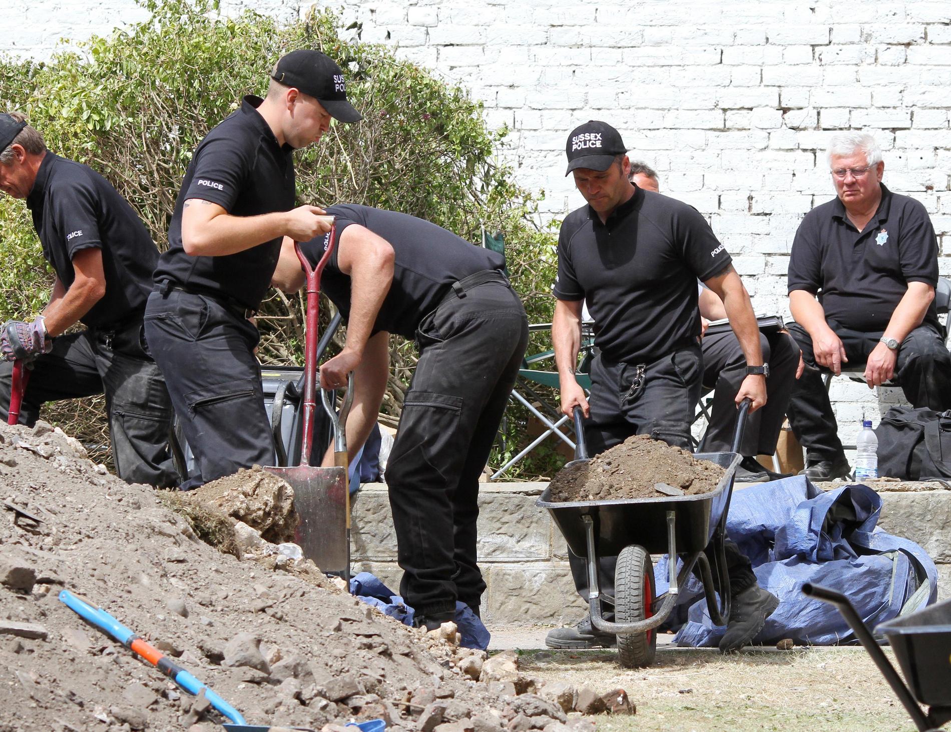 Polisen letar efter kvarlevor i Peter Tobins trädgård.