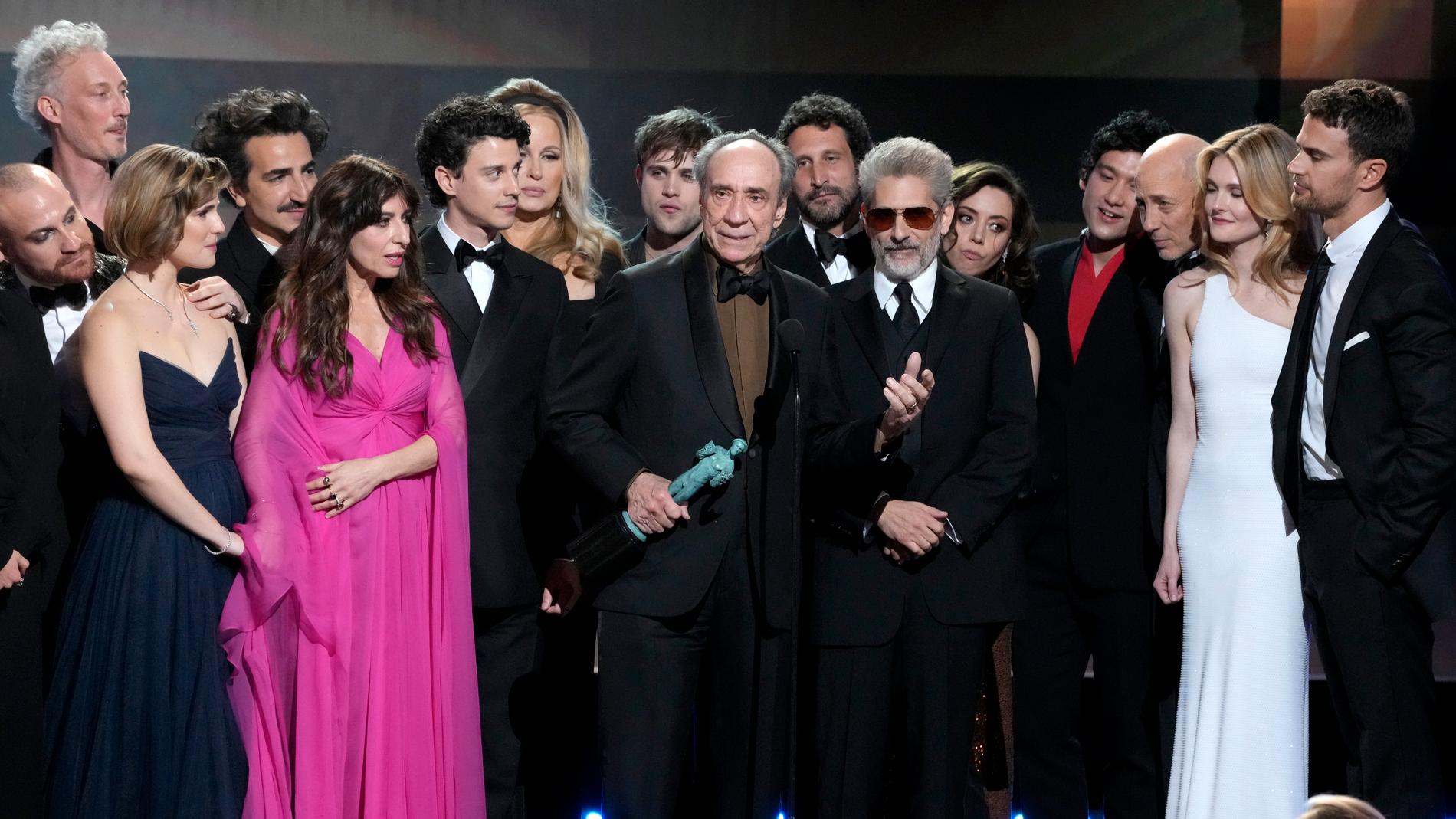F. Murray Abraham och resten av ensemblen i "The White Lotus" på Screen Actors Guild-galan i februari 2023. Arkivbild.
