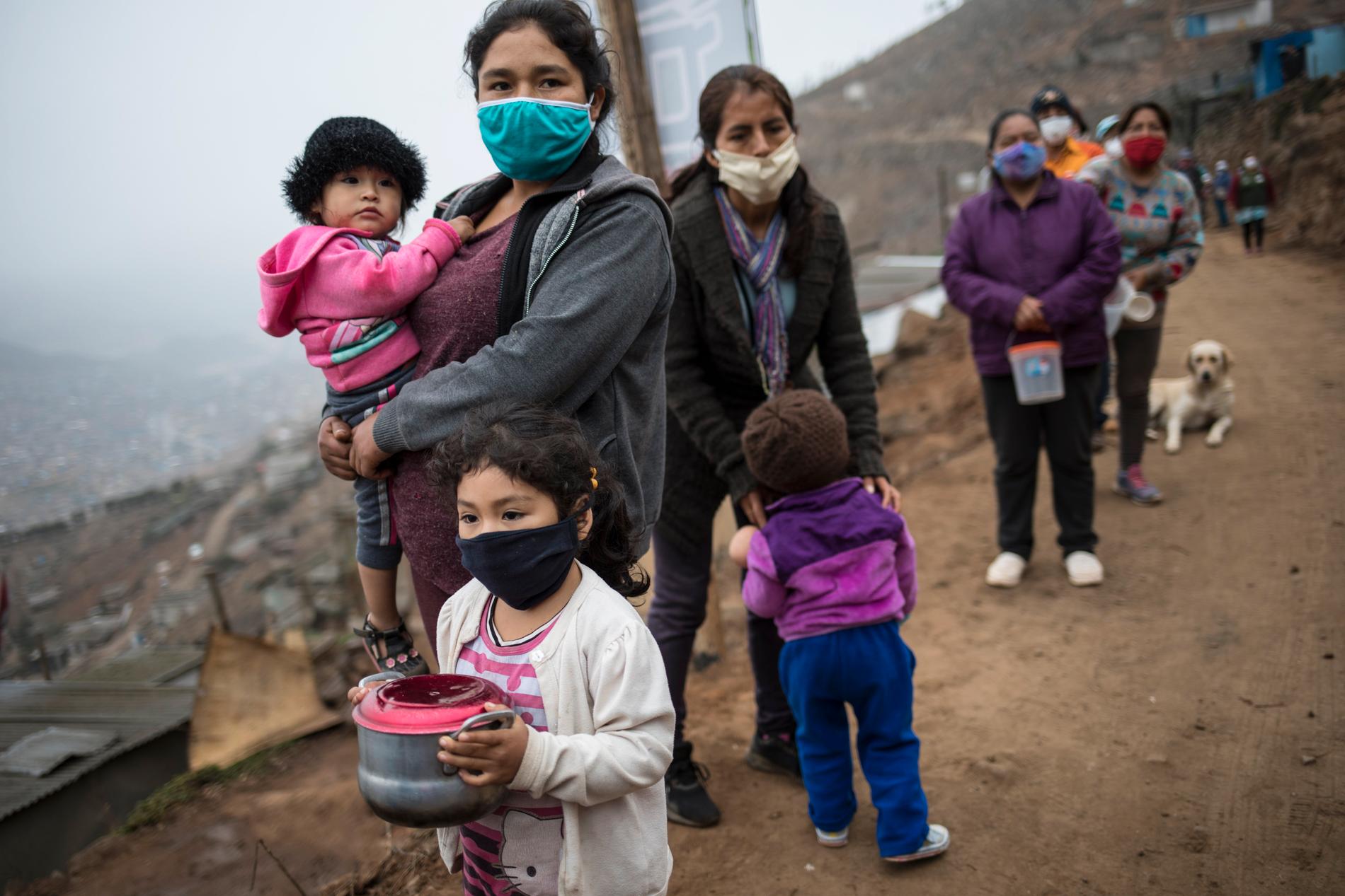 Människor köar för att få ett gratis mål mat utanför Perus huvudstad Lima, en av de många platser på jorden där det nya coronaviruset fått förödande konsekvenser för de fattiga. Arkivbild.