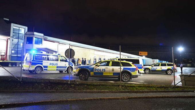 Polis på plats vid postterminalen i Årsta.