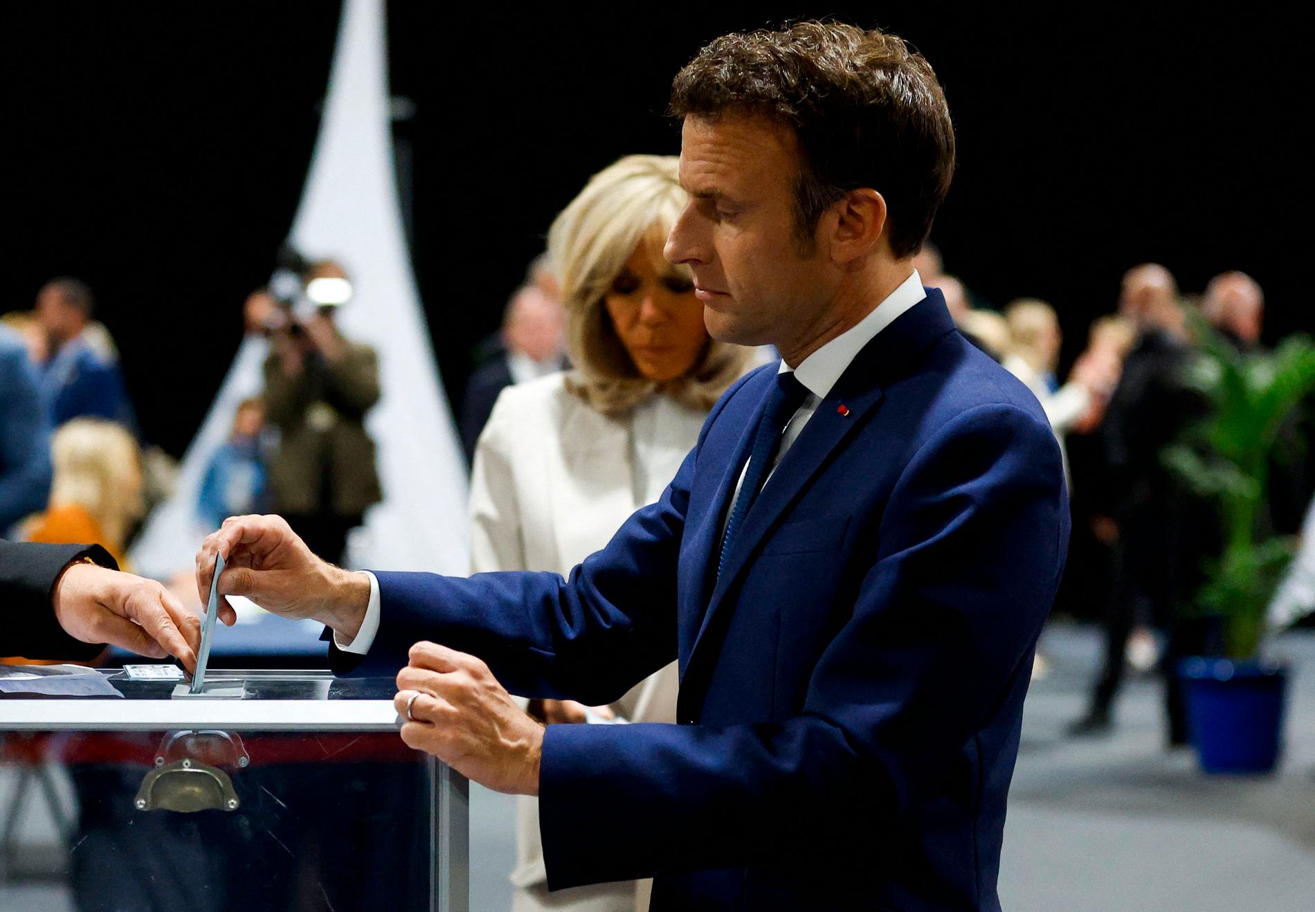 Emannuel Macron och hans fru Brigitte Macron lägger sina röster i Le Touquet i norra Frankrike. 