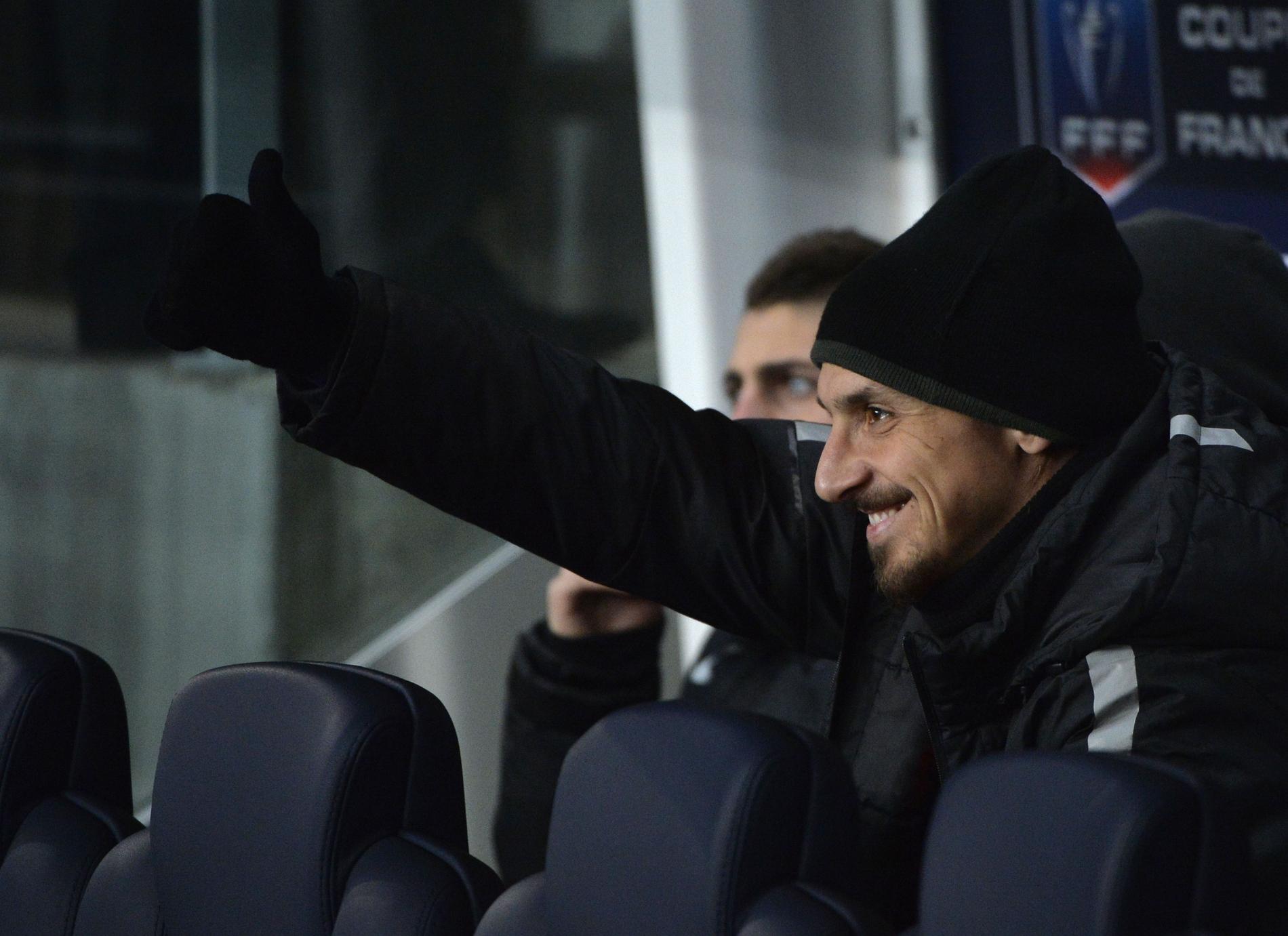 Zlatan gör tummen upp på bänken, men var inte pratglad när han mötte pressen efteråt.