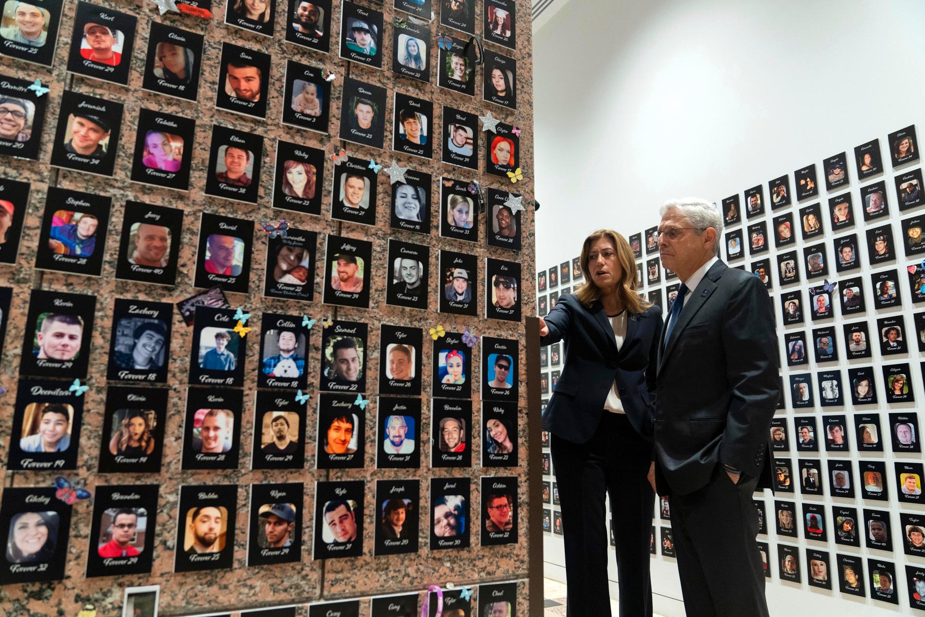 USA:s justitieminister Merrick Garland tittar på fotografier av människor som dött av fentanyl.