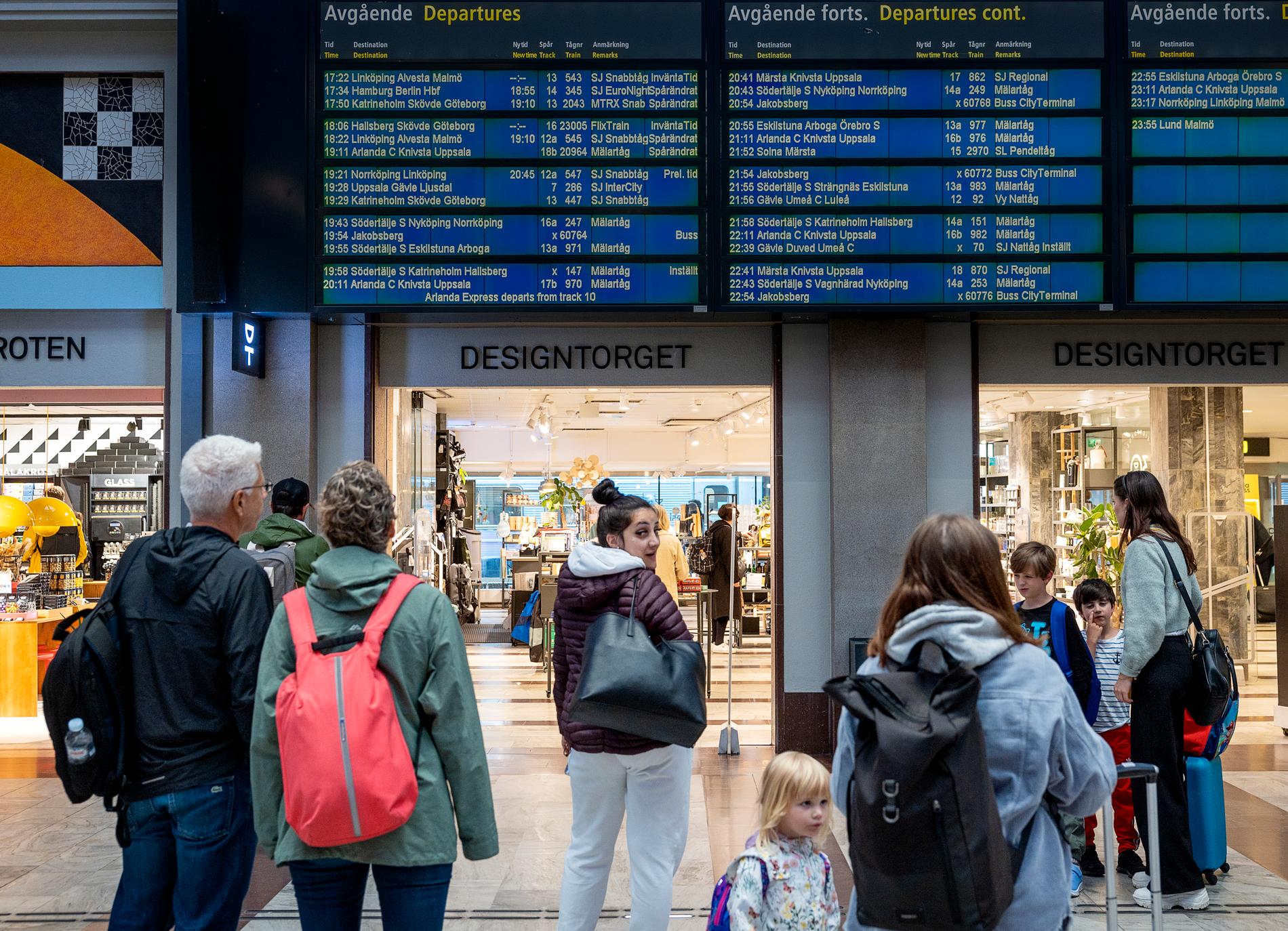 Många resenärer på Stockholms centralstation har på torsdagen fått vänta extra på att komma iväg på sina tåg.