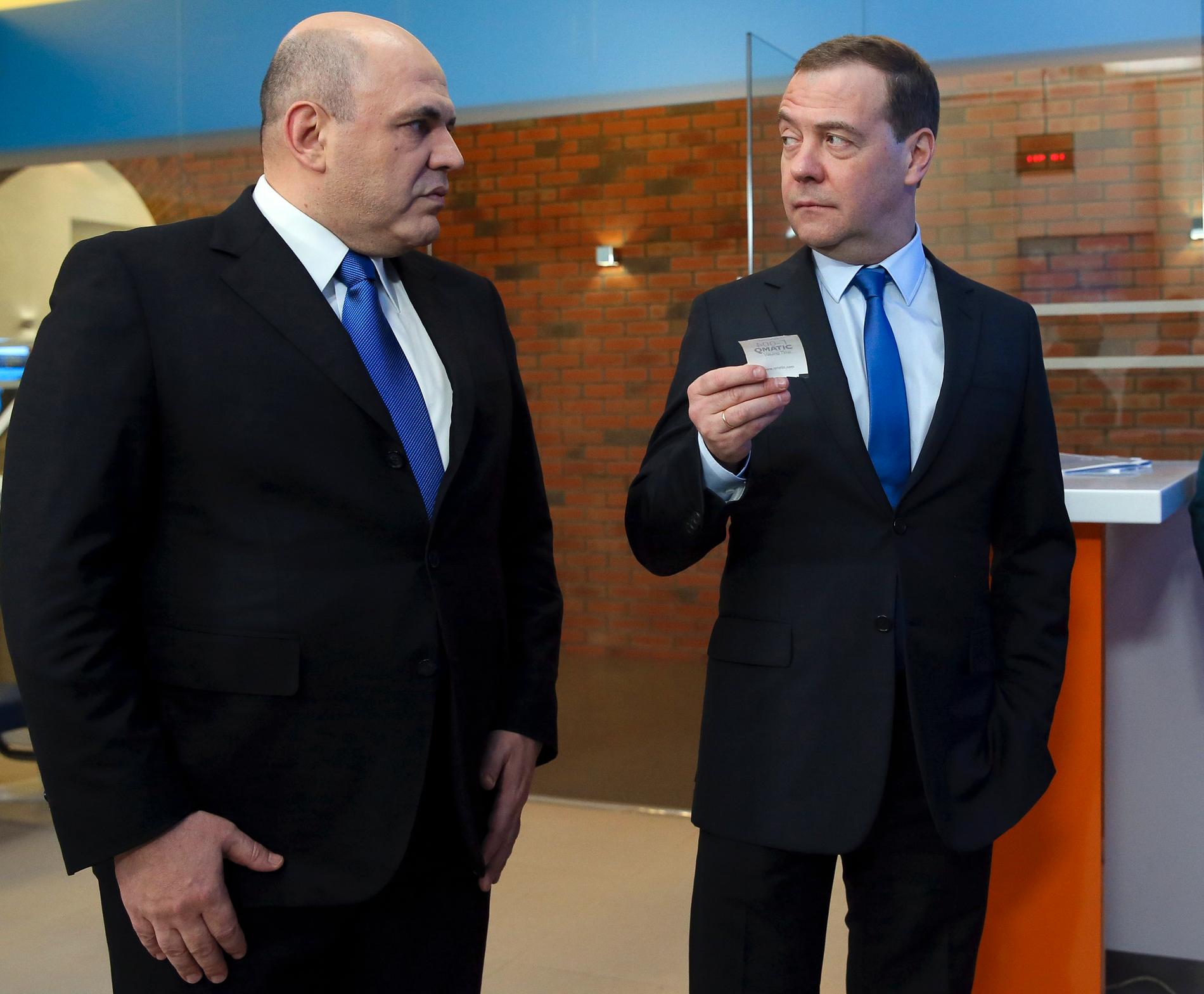 Dmitrij Medvedev (höger) har varit i toppen i över ett årtionde. Inom kort ersätts han sannolikt av den mer anonyme skatteverkschefen Michail Misjustin (vänster). Arkivbild från 13 februari 2019.