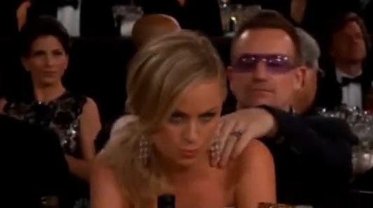 När nomineringarna läses upp får Amy Poehler massage av Bono.
