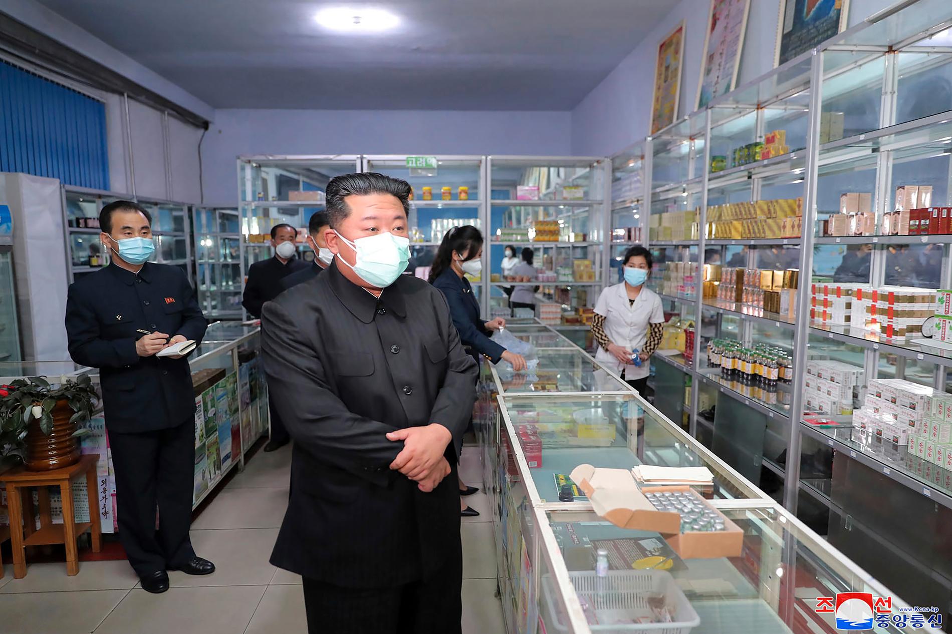Den nordkoreanske ledaren Kim Jong-Un uppges besöka ett apotek i Pyongyang på söndagen. Bilden kommer från nordkoreanska regeringen.
