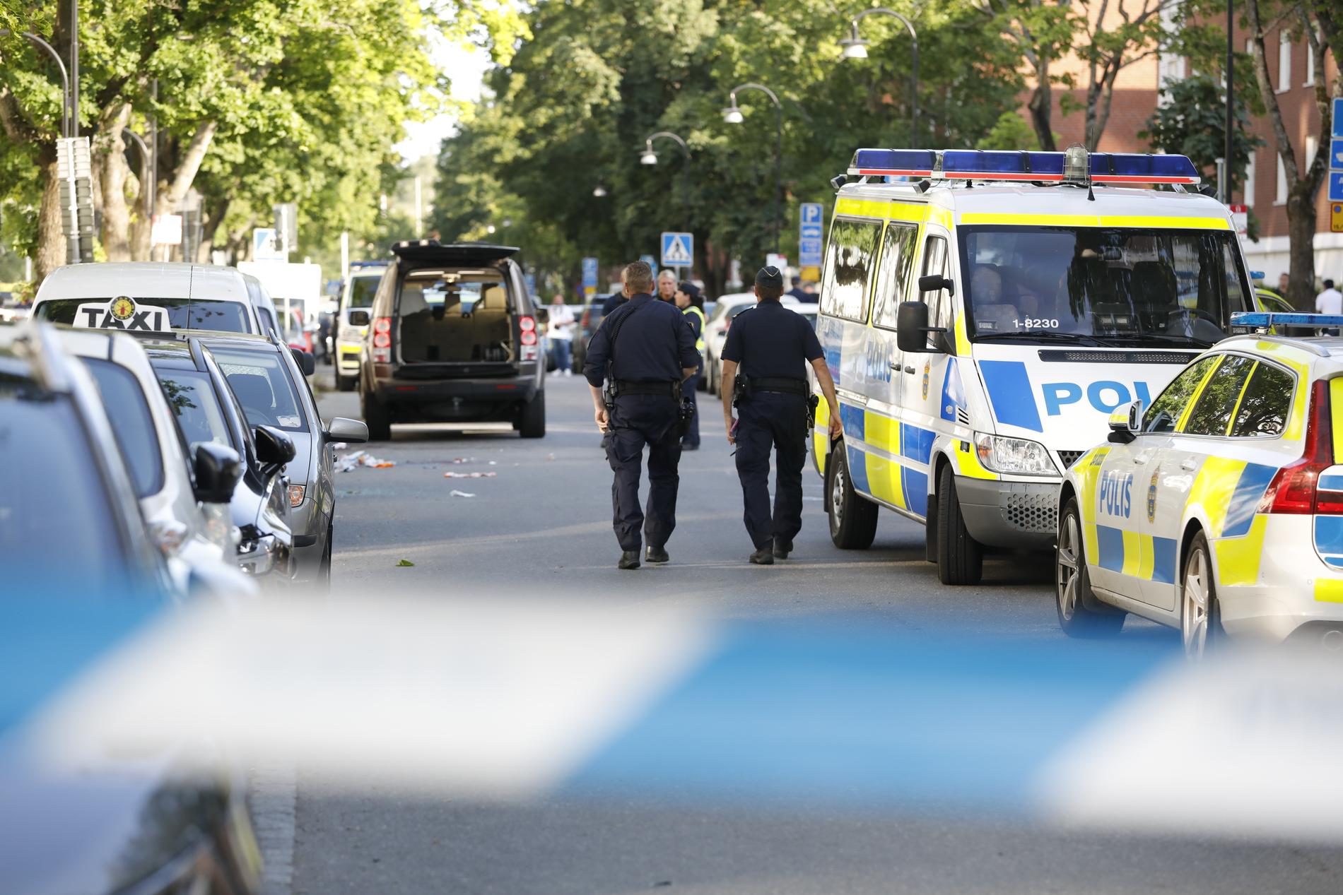 En man sköts ihjäl i Sollentuna norr om Stockholm på söndagen. En annan man har allvarliga skador.