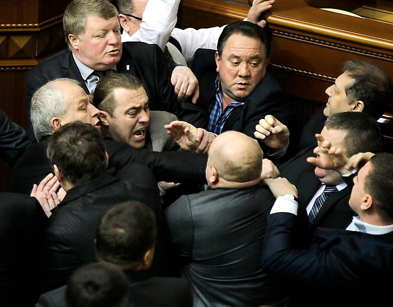 Slagsmål börjar i ukrainas parlament för att en ledamot talat ryska.