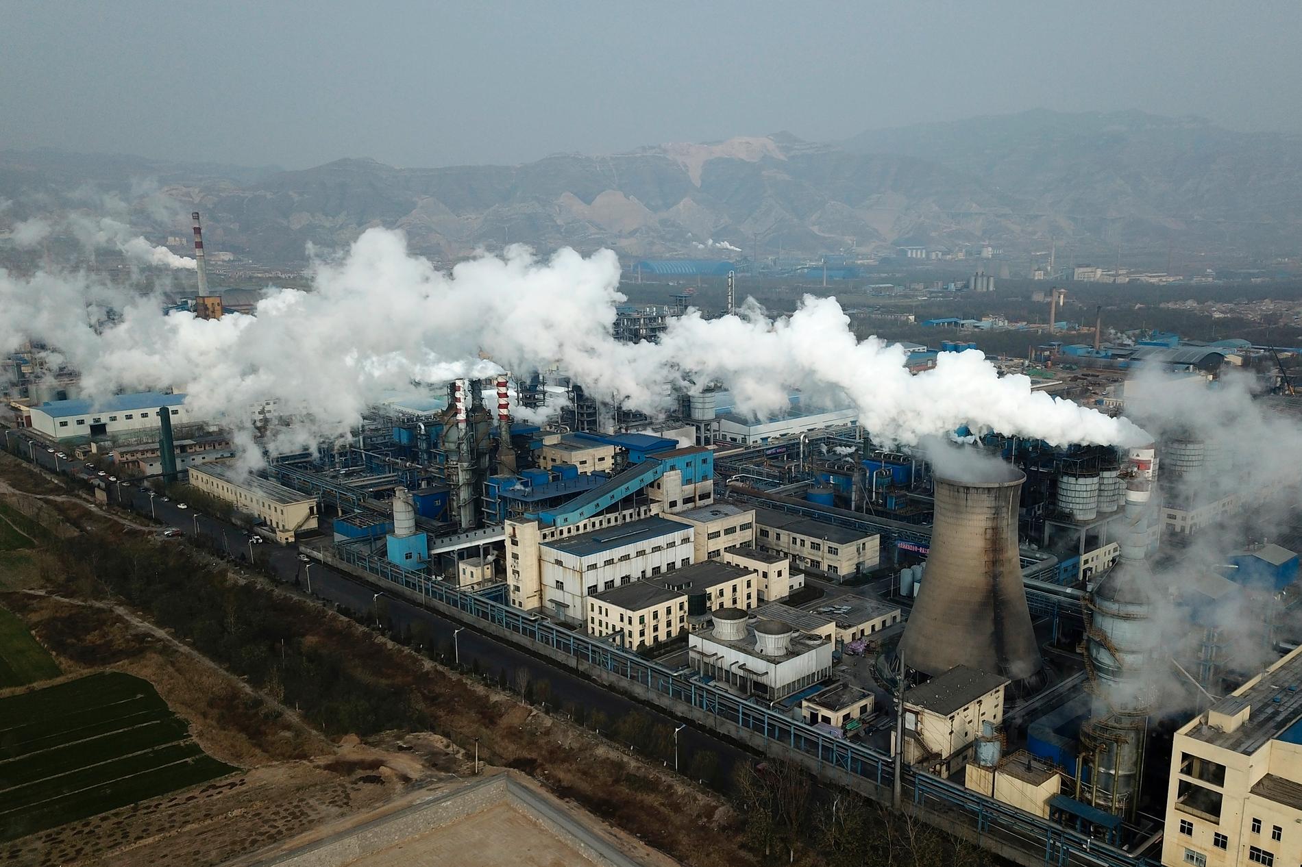 En koleldad industrianläggning i Hejin i Kina. Kolet är fortsatt kung i Kina. Arkivbild.