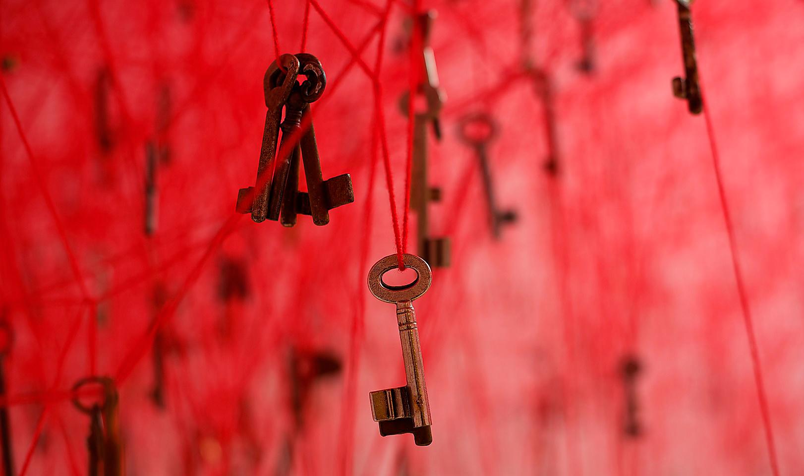 Chiharu Shiota: ”The Key in the Hand”, 2015.  Insamlade nycklar, röd tråd. Foto: Sara Sagui, Courtesy by la Biennale di Venezia