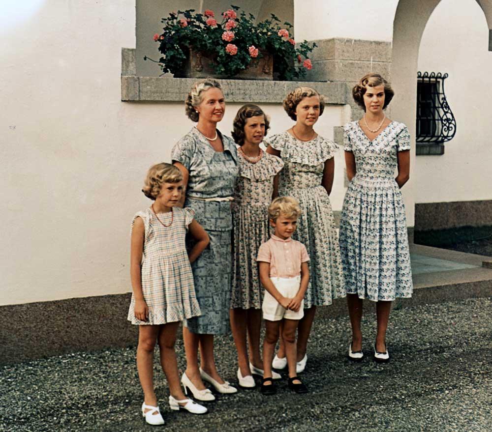 Prinsessan Sibylla med barnen prinsessan Christina, prinsessan Désirée, kronprins Carl Gustaf, prinsessan Birgitta och prinsessan Margaretha 1950.
