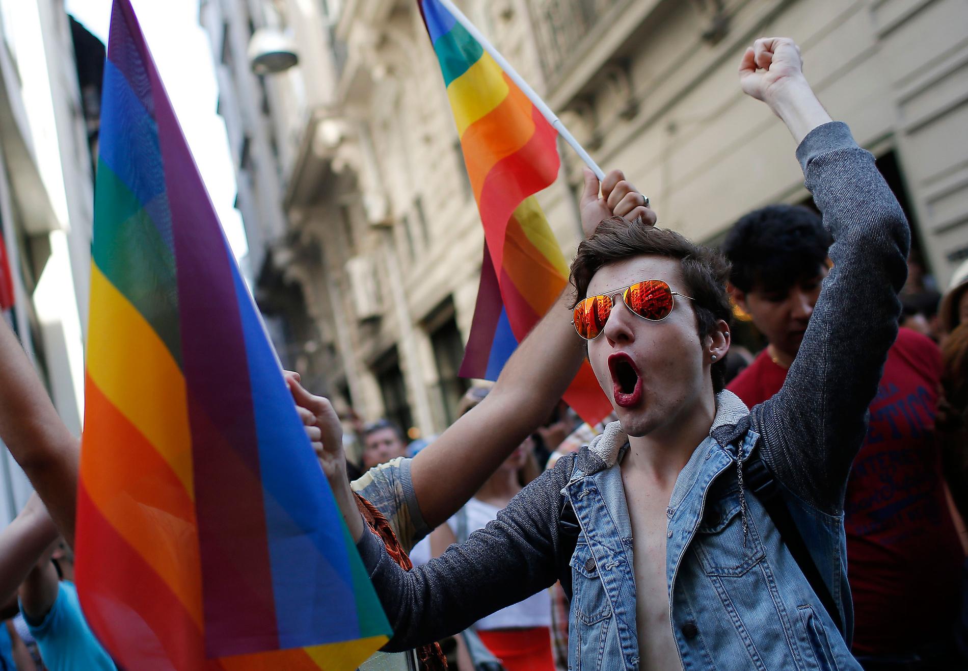 Pridefesten har en lång tradition av kamp för rättigheter. Pride må vara fjädrar och fest – men det finns också politiska kamper som måste tas.