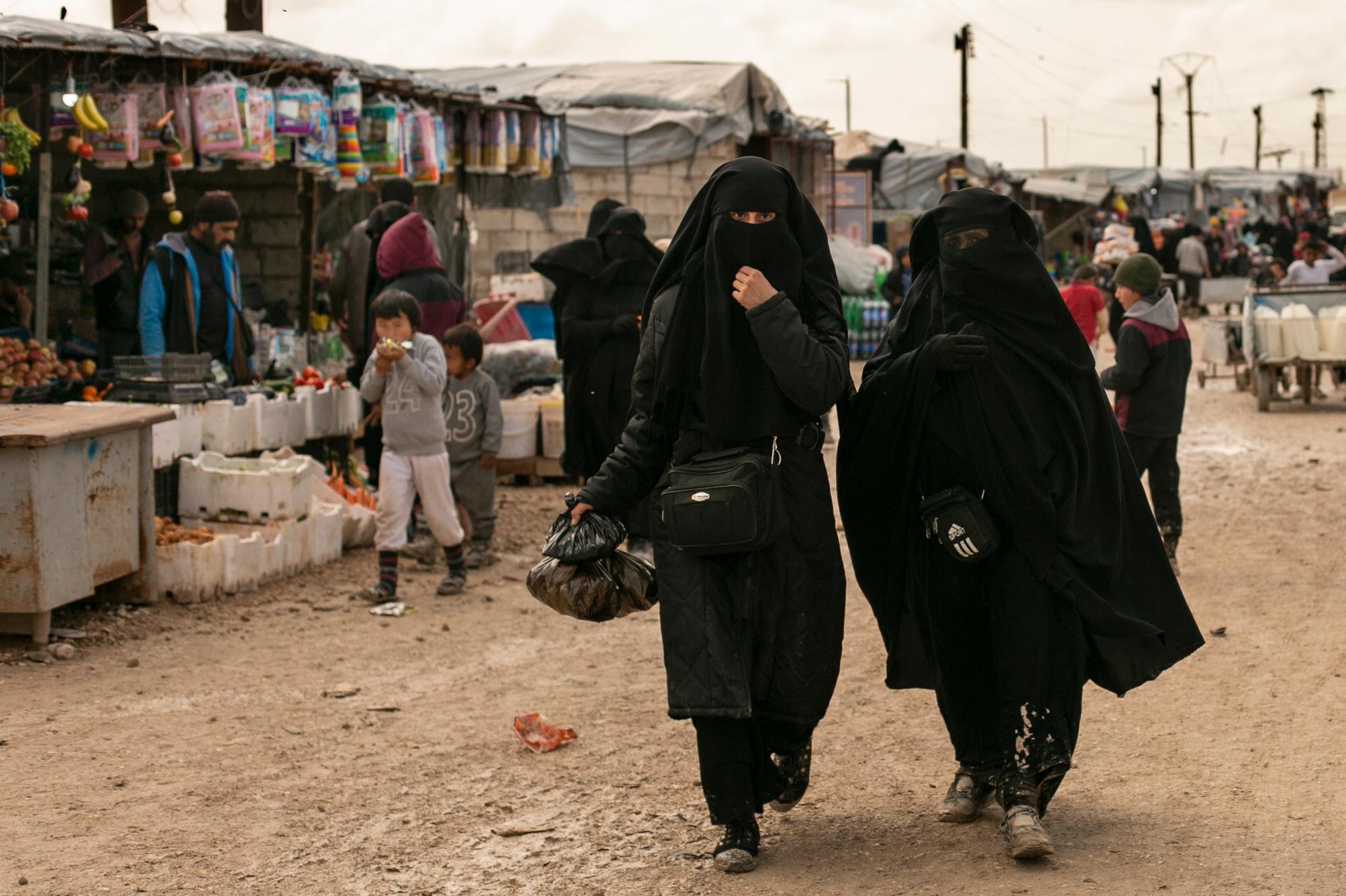 Lägret al-Hol är som en stad med affärer och andra verksamheter. På bilden syns kvinnor som handlat mat på marknaden. Arkivbild.
