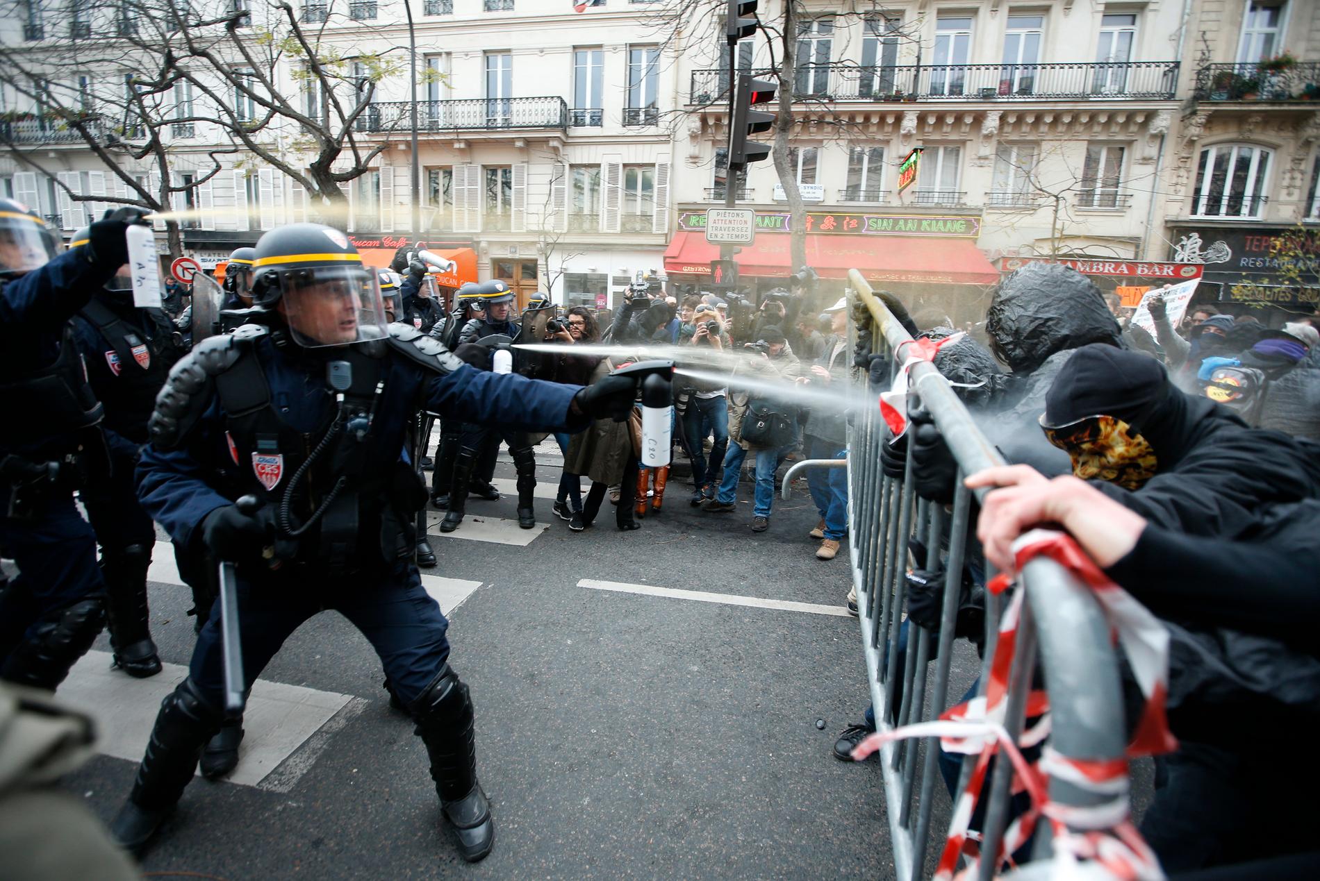 Demonstranter drabbar samman med polis i Paris.