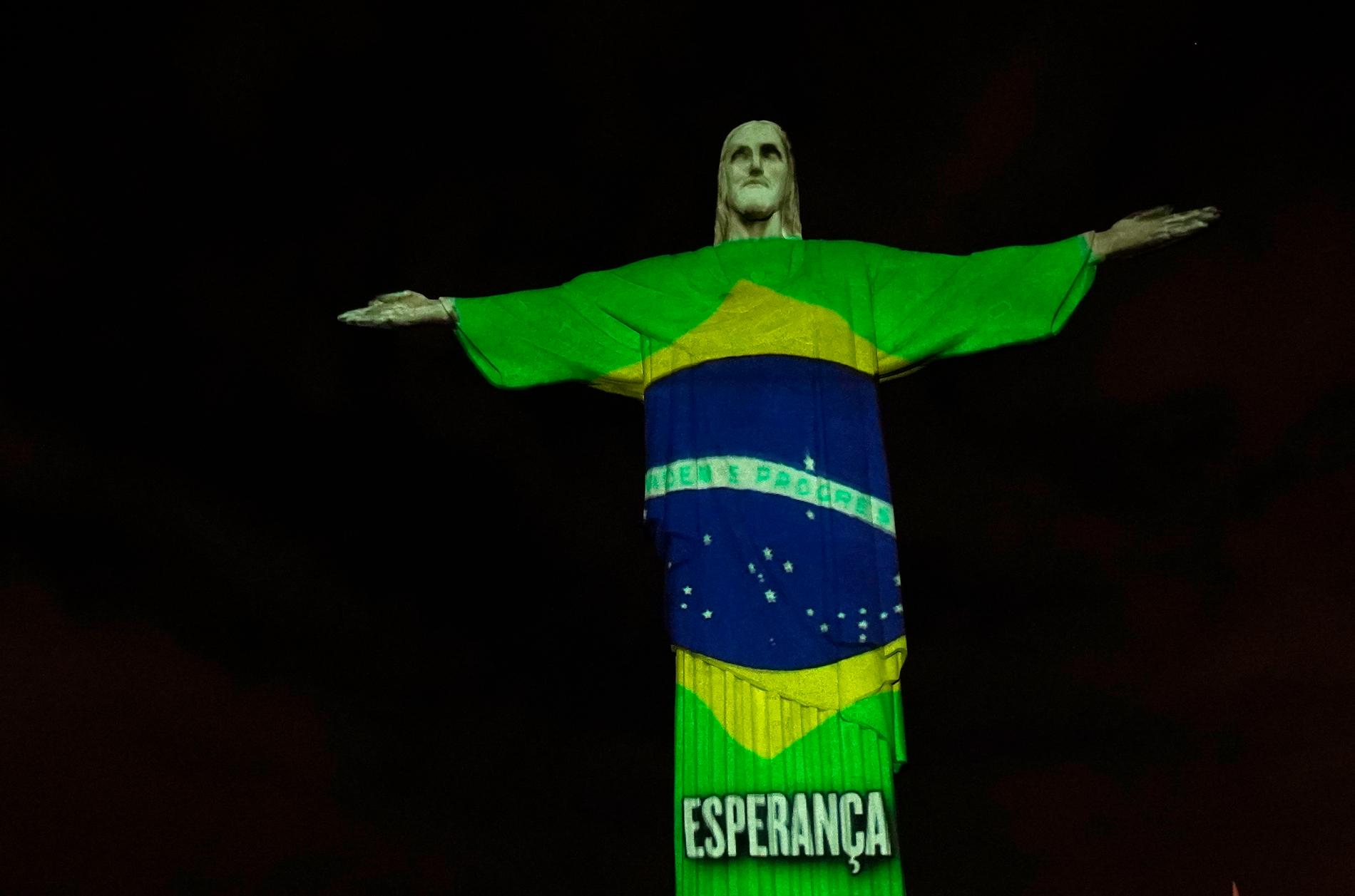 Den berömda Kristusstatyn i Rio de Janeiro i Brasilien lyses upp med olika motiv under coronakrisen i landet.