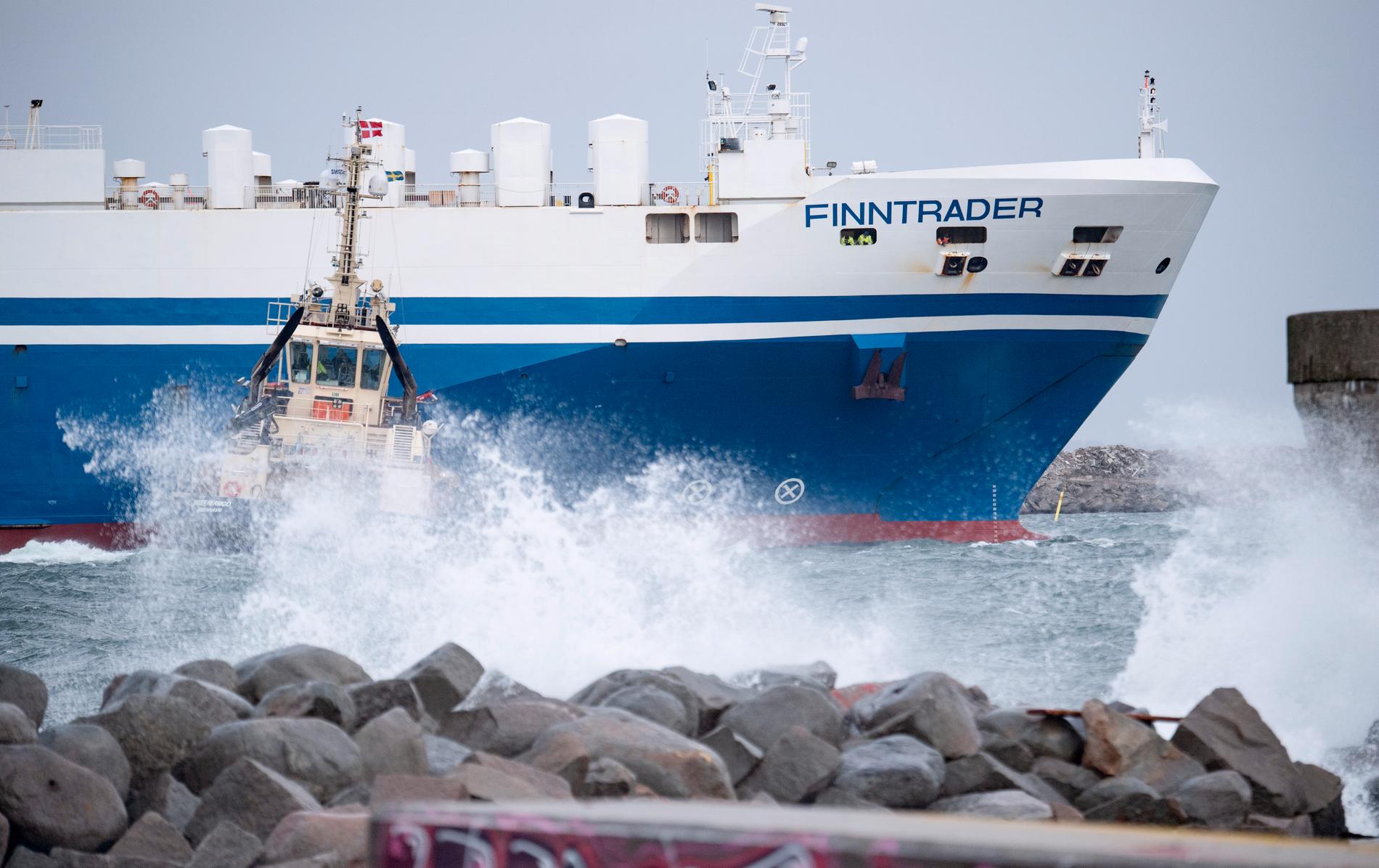 Tysklandsfärjan Finntrader får assistans av bogserbåt för att ta sig in till kaj i hamnen i Malmö.