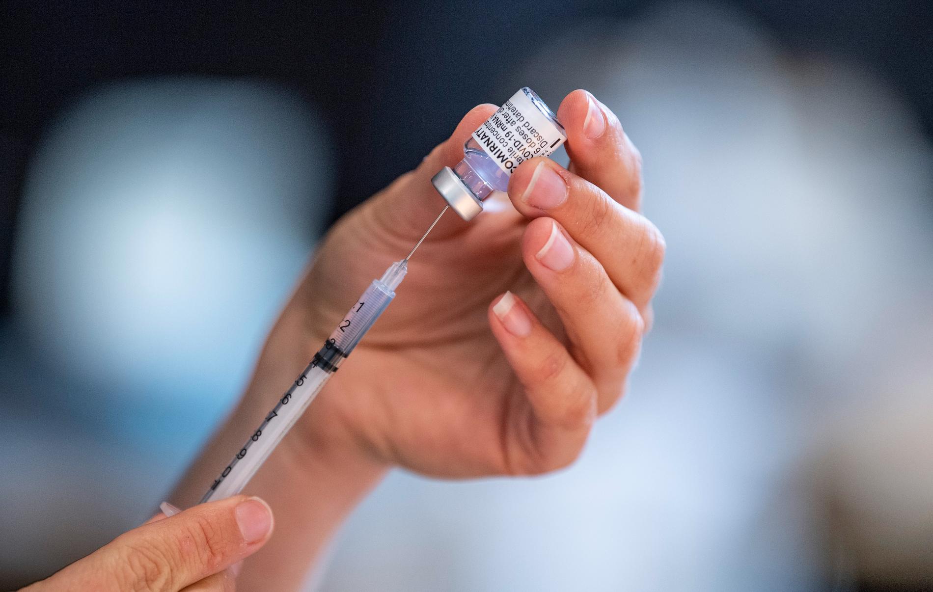 En spruta laddas med Comirnaty vaccin från Pfizer-BioNTech.