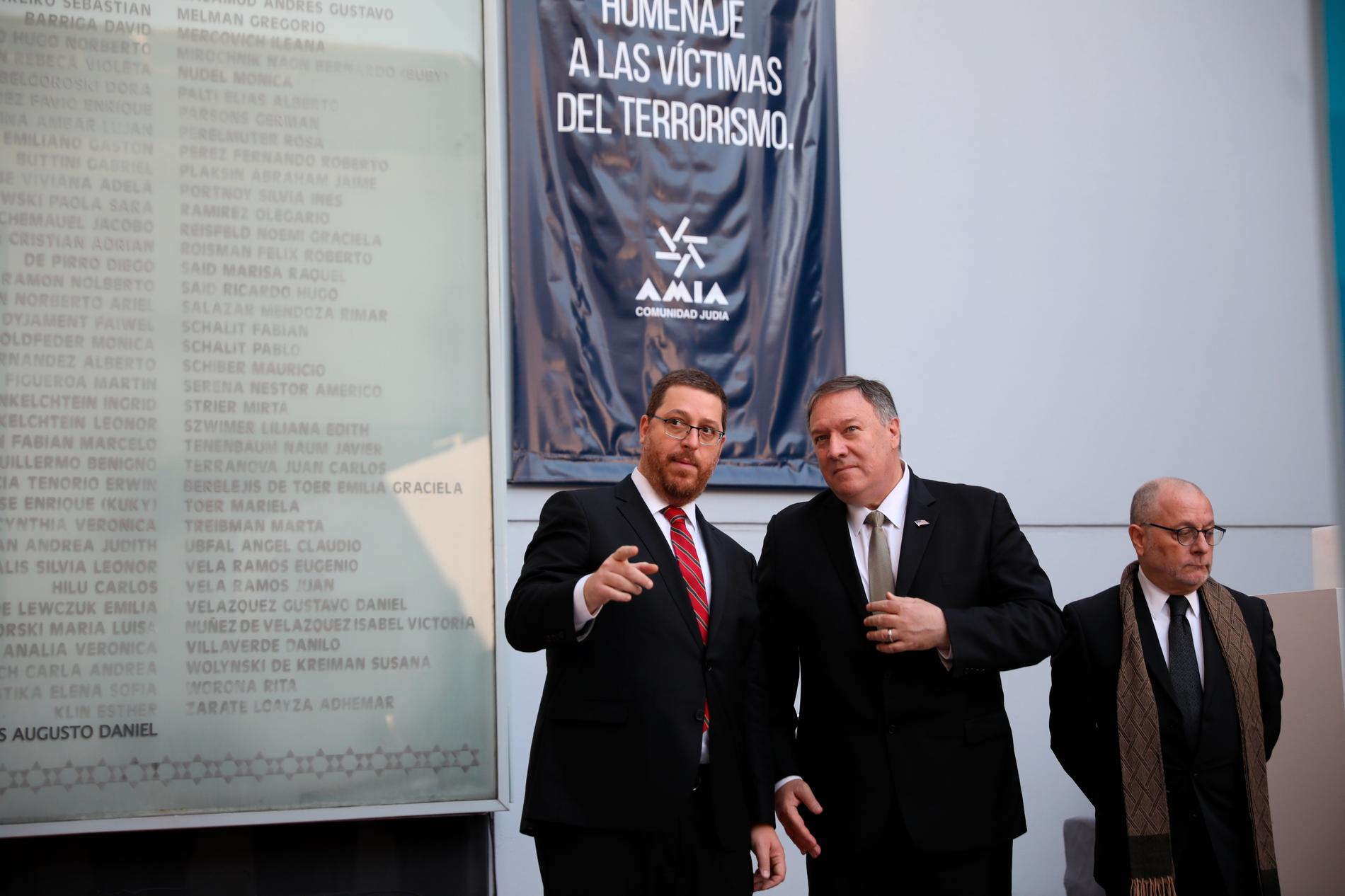 USA:s utrikesminister Mike Pompeo (mitten) och hans argentinske motsvarighet Jorge Faurie (till höger) vid en minnesstund för offren för bombdådet mot ett judiskt center 1994.