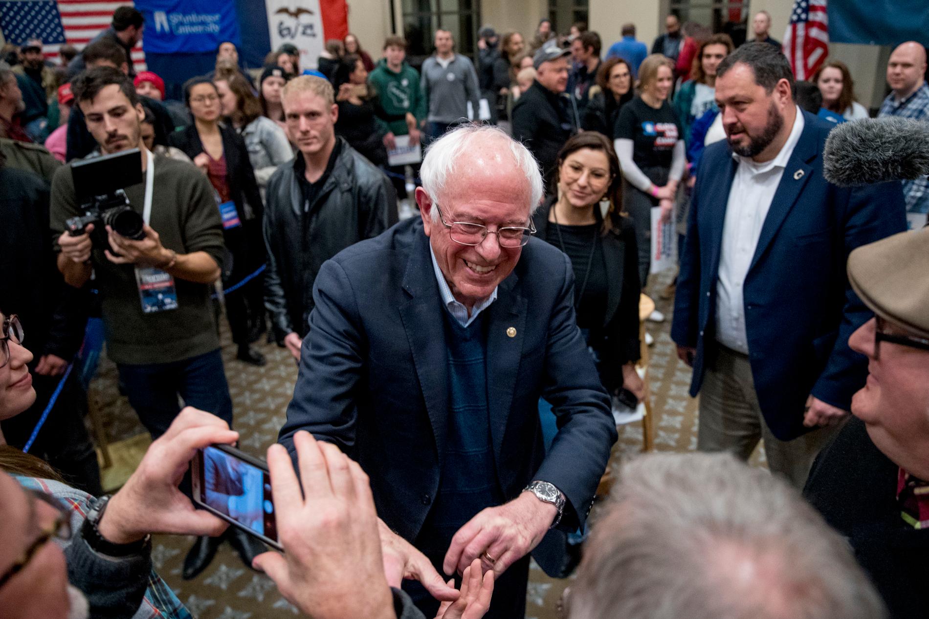Toppkandidaten Bernie Sanders hälsar på väljare efter ett kampanjmöte. 