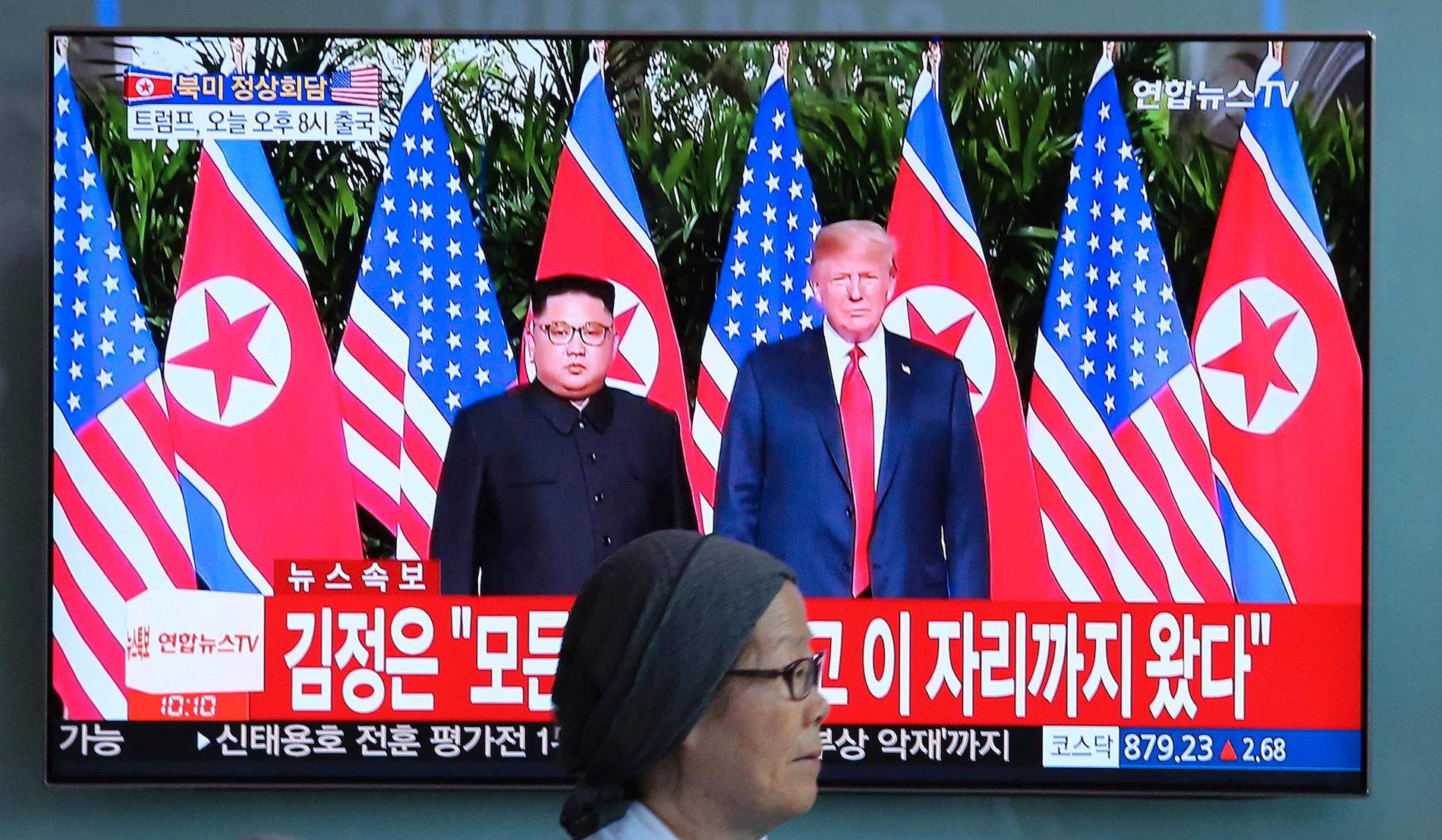 En storsbildskärm i Sydkorea visar bilder från fjolårets historiska toppmöte mellan USA:s president Donald Trump och Nordkoreas diktator Kim Jong-Un i Singapore.