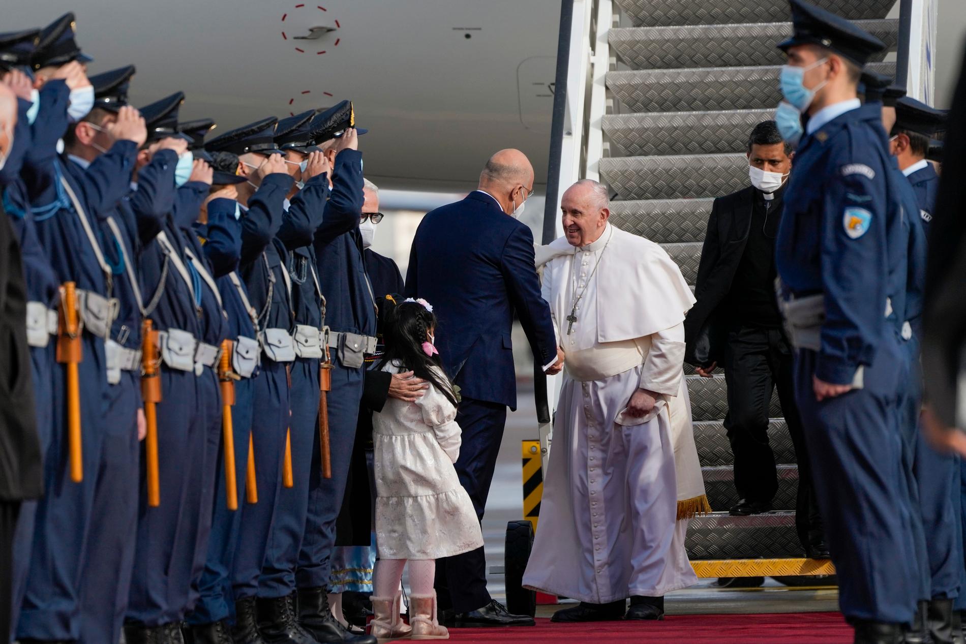 Påve Franciskus tas emot av Greklands utrikesminister Nikos Dendias i Aten.