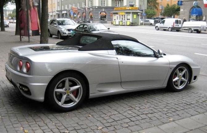 Familjen Ibrahimovic/Segers Ferrari 360 Spider F1 av 2003 års modell.