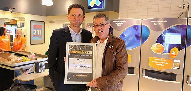 Tog hem rekordvinst på Lotto i Norge 63-årige Yngvar Borgersen, till höger, firar rekordvinsten i spelbutiken Meny Saga där han är stamkund, med ett diplom tillsammans med Norsk Tippings kommunikationsrådgivare Roar Jødahl.