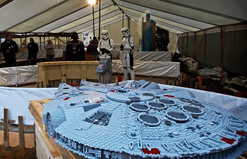 En förhandstitt på det nya Star Wars området på Legoland i Damnark. Här ses Millenium Falcon.