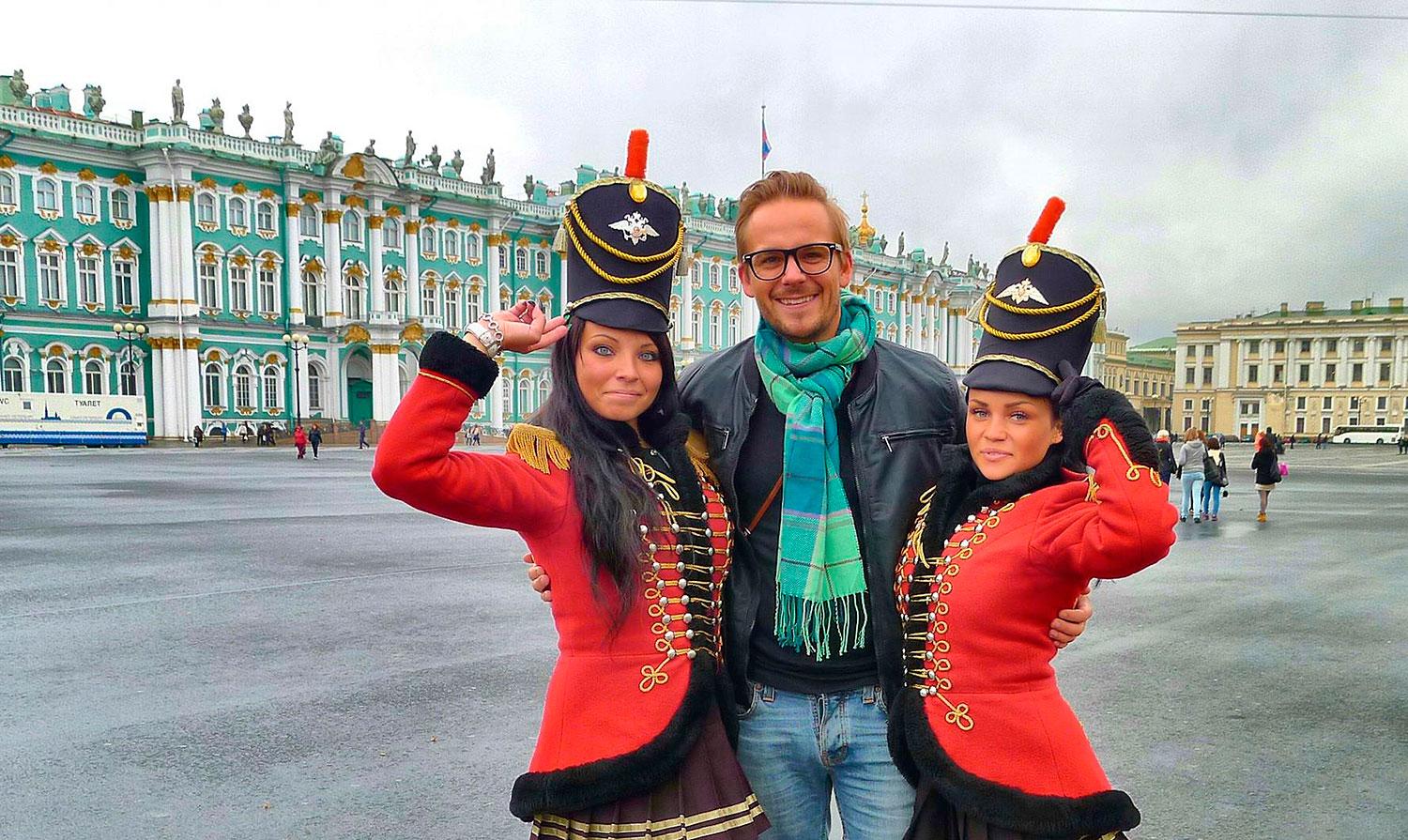 Framför Vinterpalatset i St Petersburg.