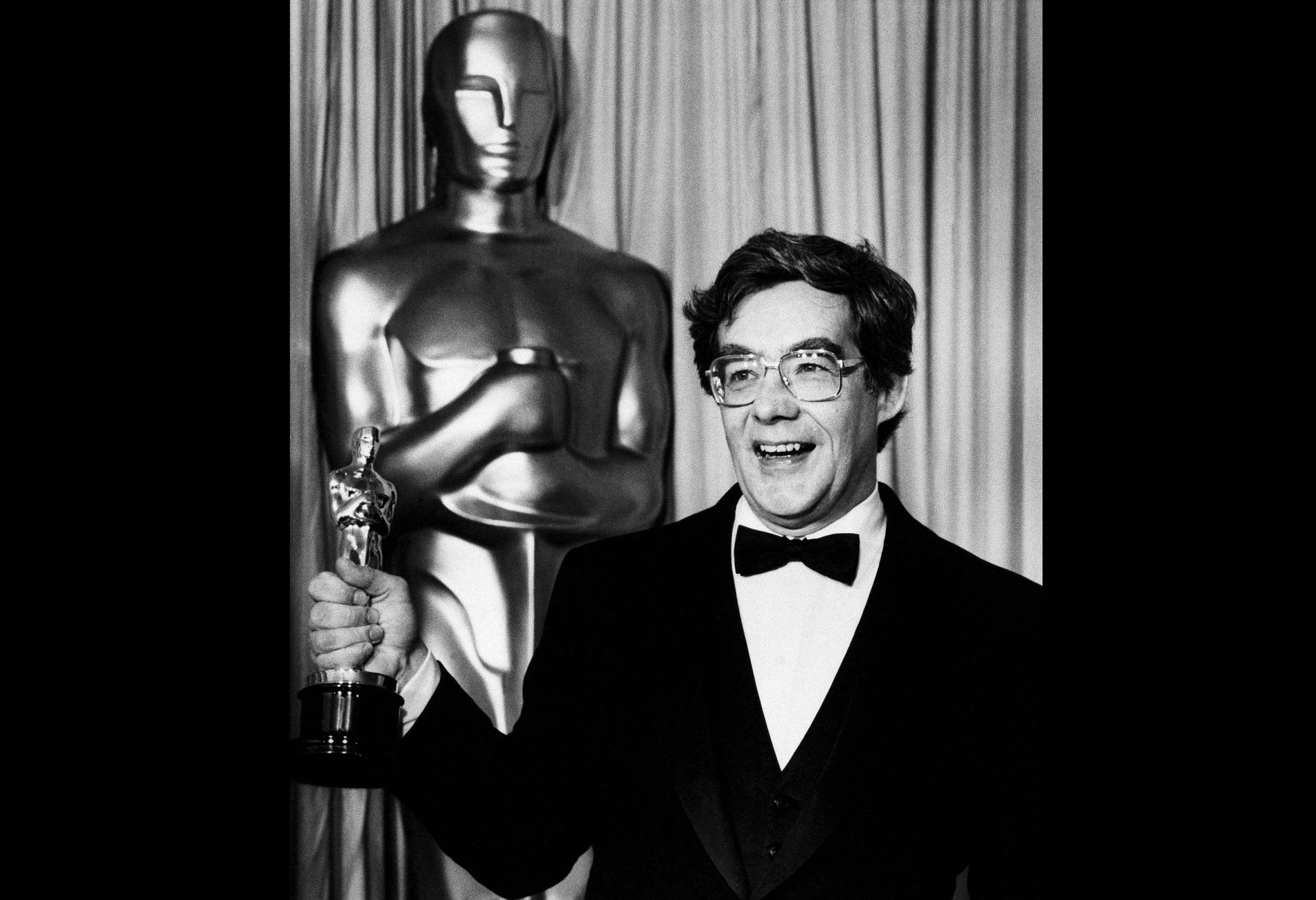 Kurt Luedtke med sin Oscar 1986. Arkivbild.