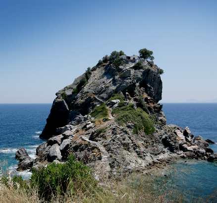 På toppen av den här klippan på Skopelos, 198 trappsteg enkel väg, ligger den lilla kyrkan Agios Ioannis.