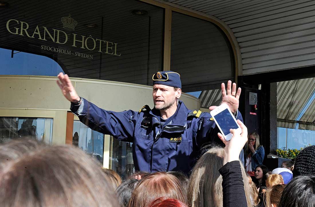Kändispolisen Martin Melin gör sitt bästa för att upprätthålla ordningen och hålla ställningarna utanför Grand Hotel i Stockholm efter att massvis med Justin Bieber-fans samlats i tron om att stjärnan ska befinna sig på hotellet.
