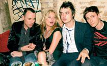 David Furnish på galej 2005 med Kate Moss och hennes dåvarande pojkvän Pete Doherty.