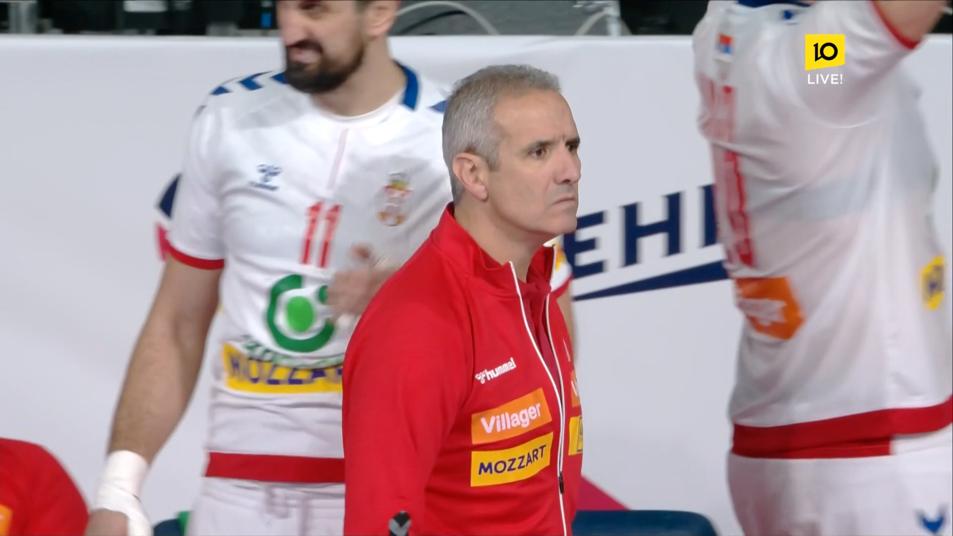 Serbiens coach var inte nöjd efter lagets tapp i sluminuten. 