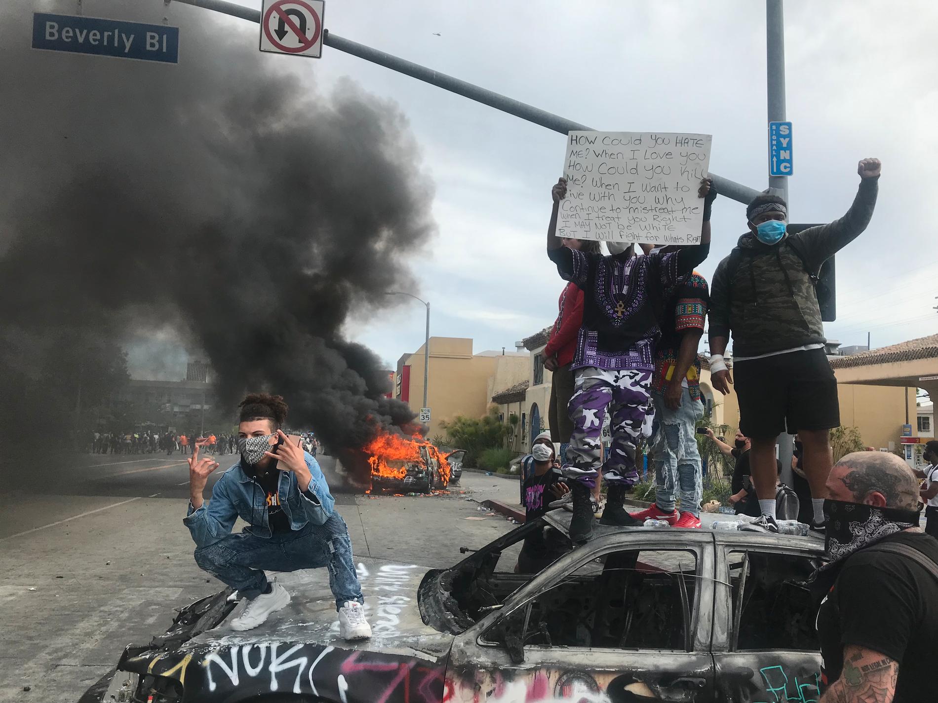 Polisbilar vandaliseras i samband med protester i Los Angeles.