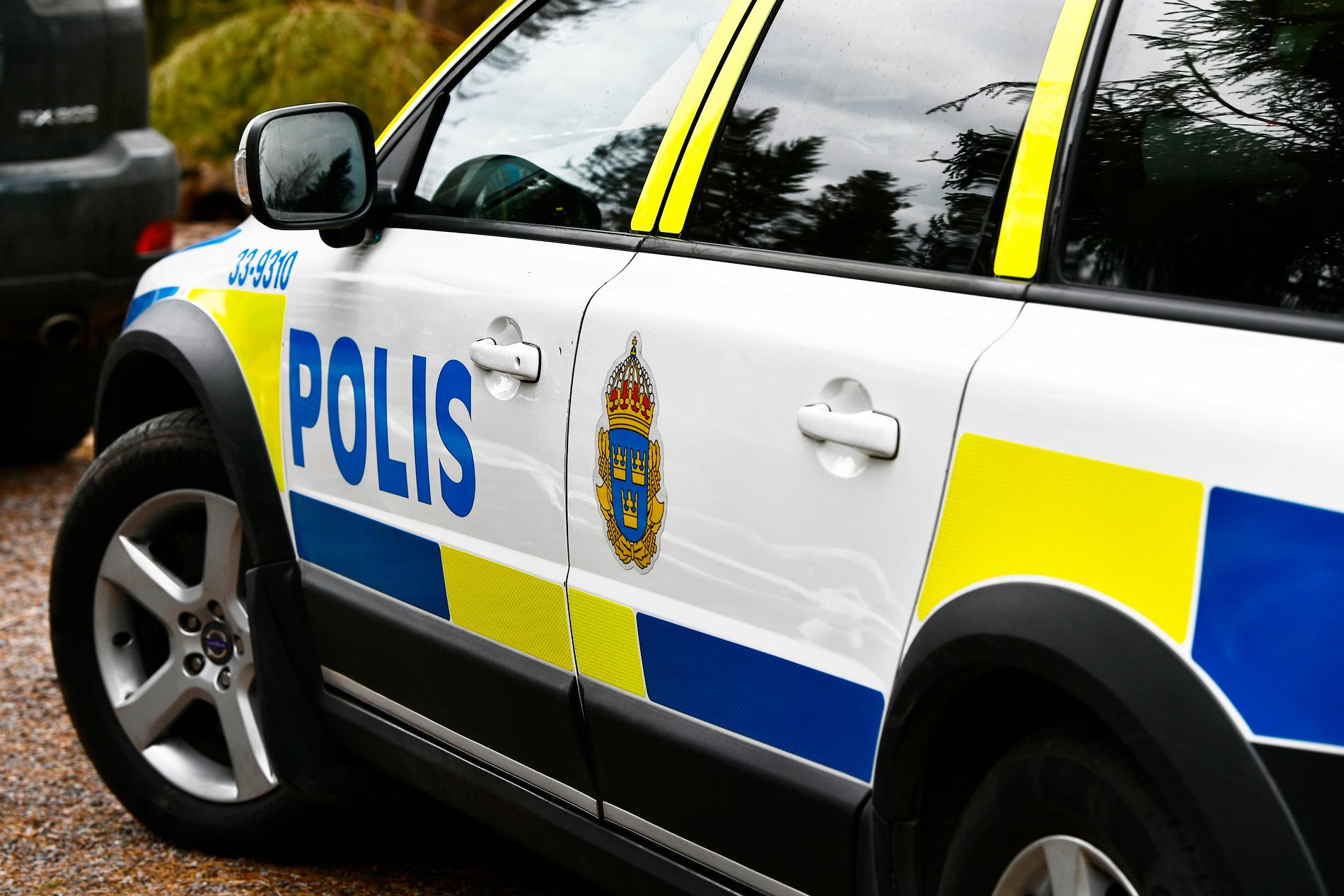 Strax efter klockan 21 på lördagskvällen brann en villa ned till grunden i Vallentuna norr om Stockholm. En man har anhållits misstänkt för mordbrand.