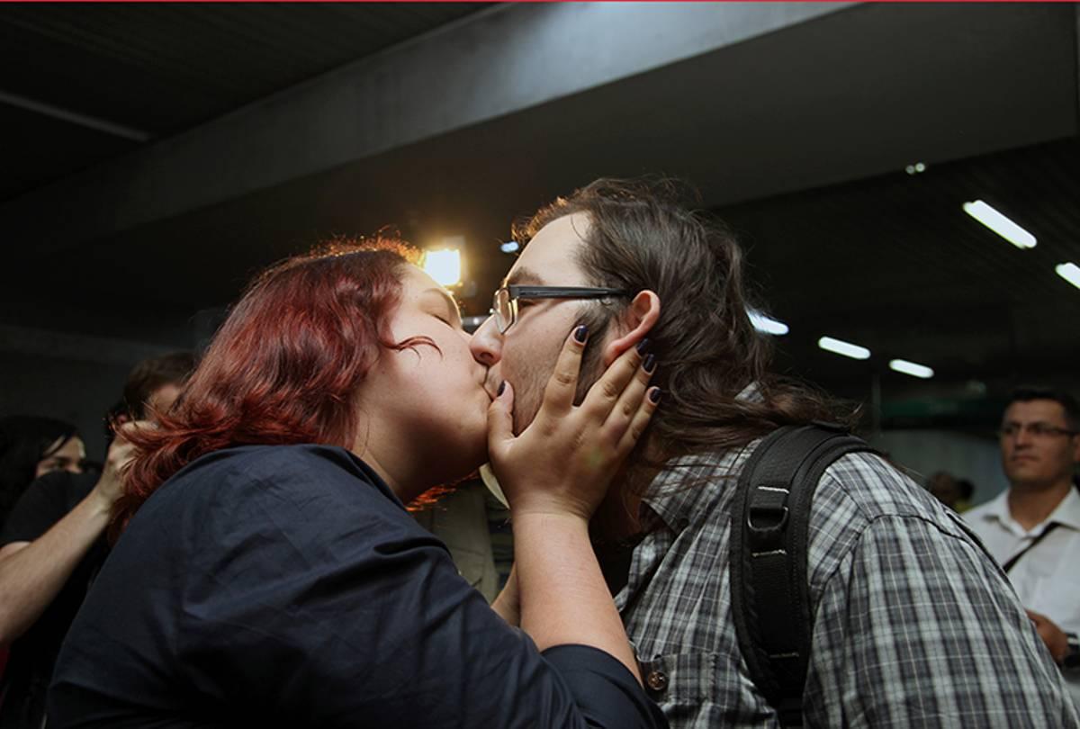 Unga turkar protesterar mot kyssförbudet.