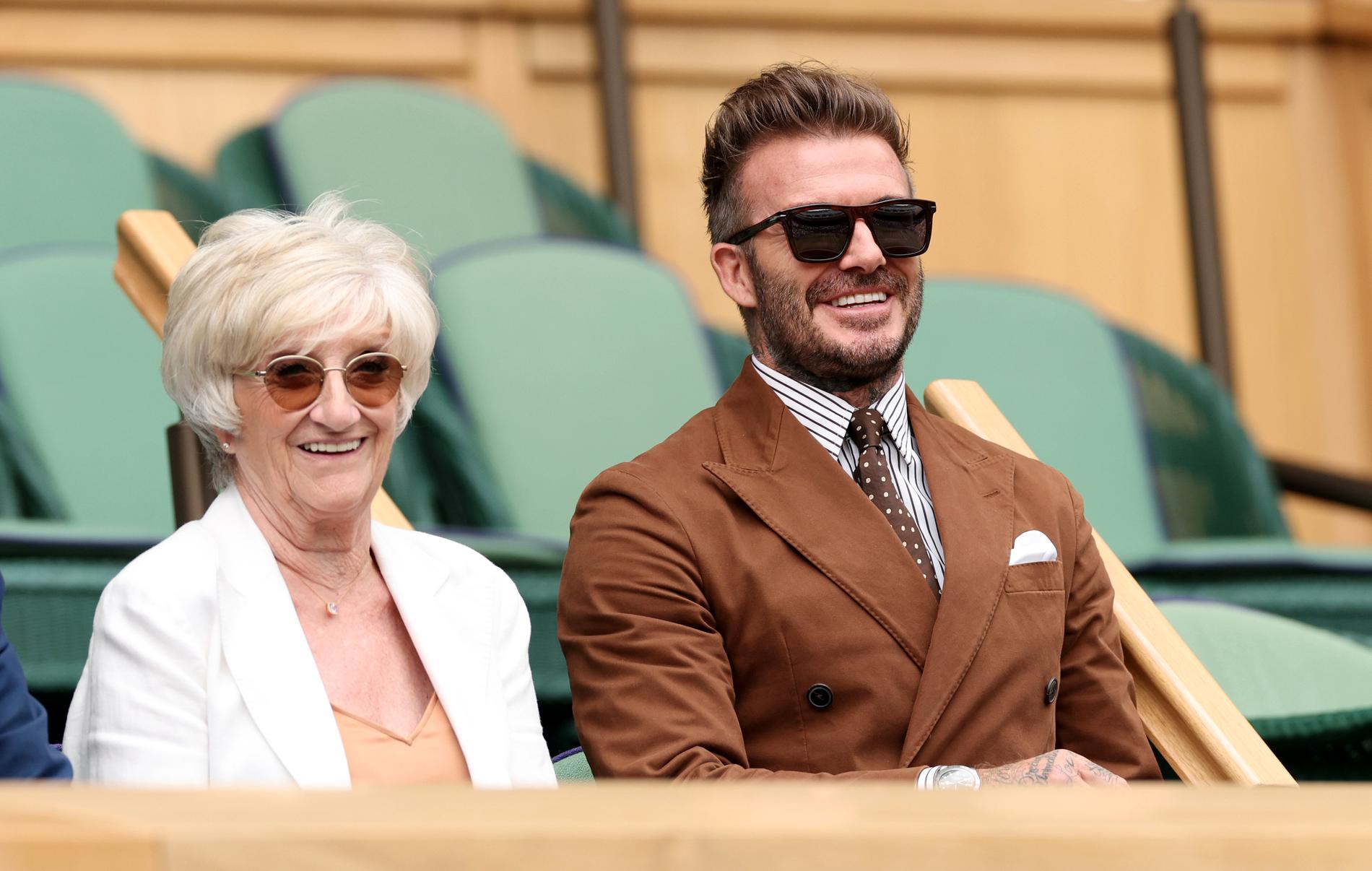 David Beckham tillsammans med mamma Sandra Beckham.